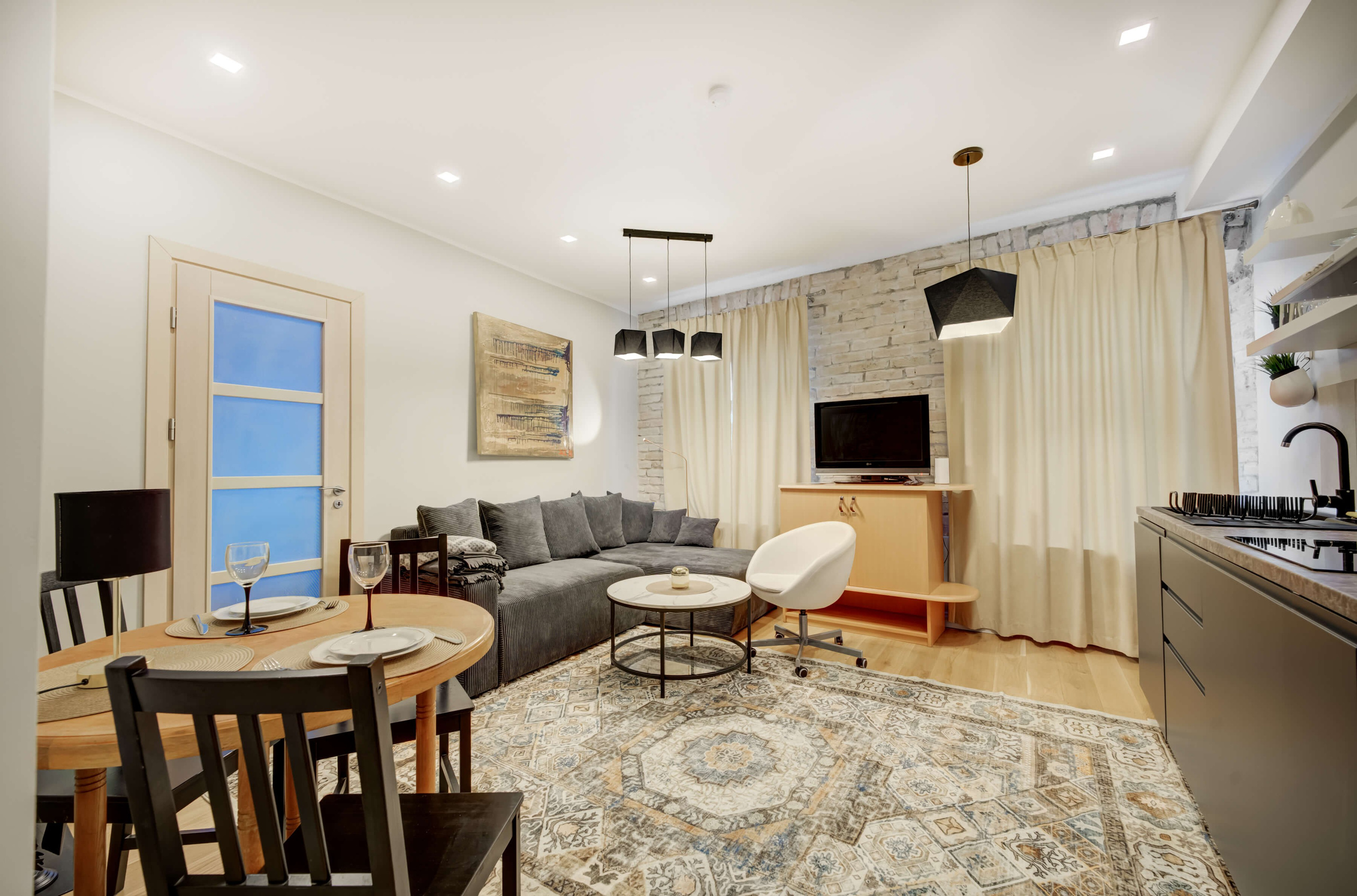 Paveikslai ant sienų + židinys = terapija be eilės pas psicholog