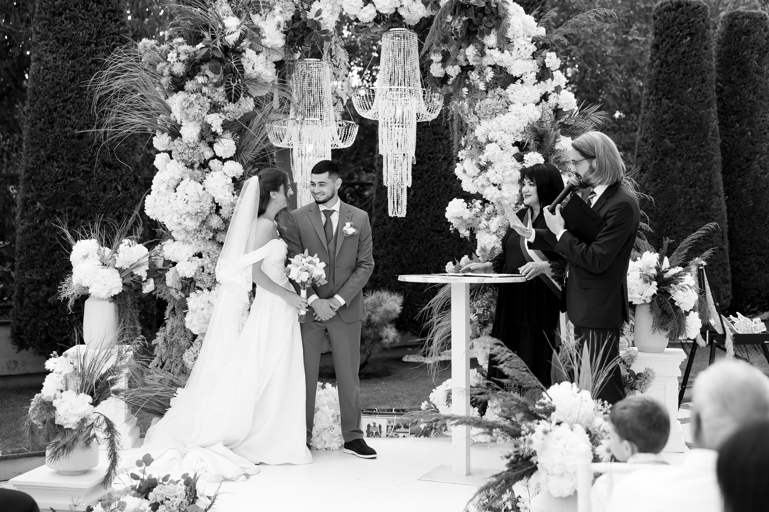 Eugen & Livia — Grand Elysee — Wedding Day. Servicii Foto și Video 067188353