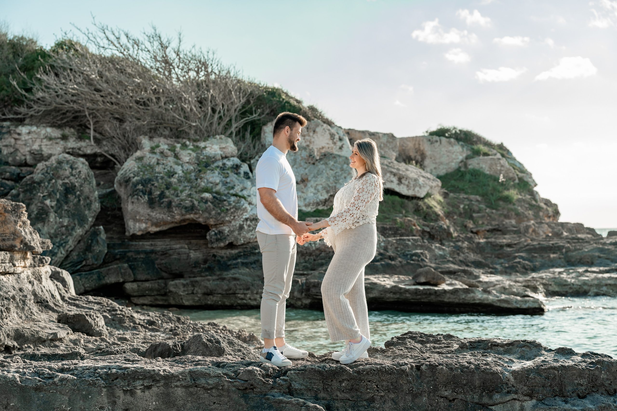 Schwangerschaftsshooting am Meer. Deine Fotografin auf Mallorca für Familien und Business