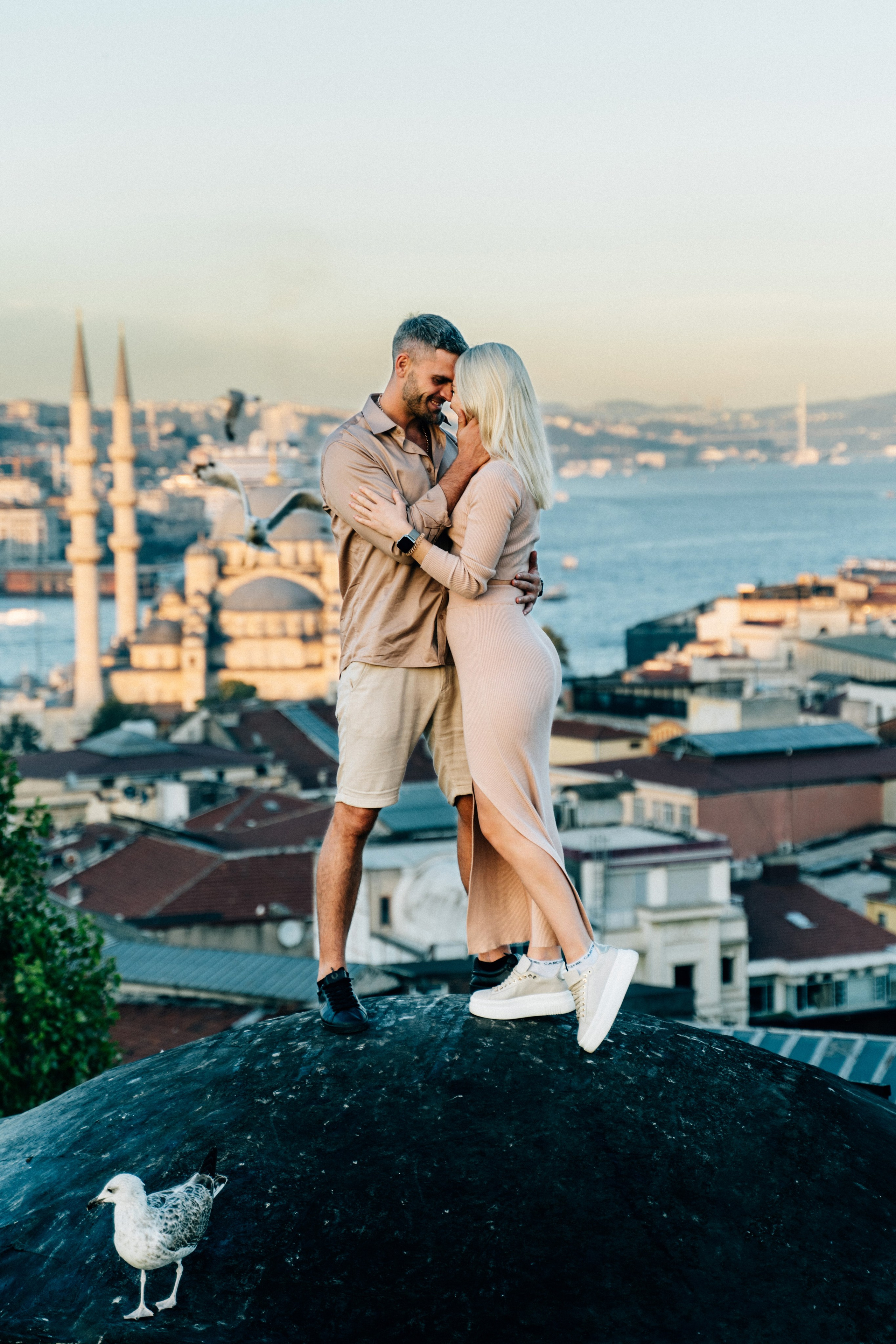 Фотосессия love-story на крыше с чайками в Стамбуле с видом на Босфор