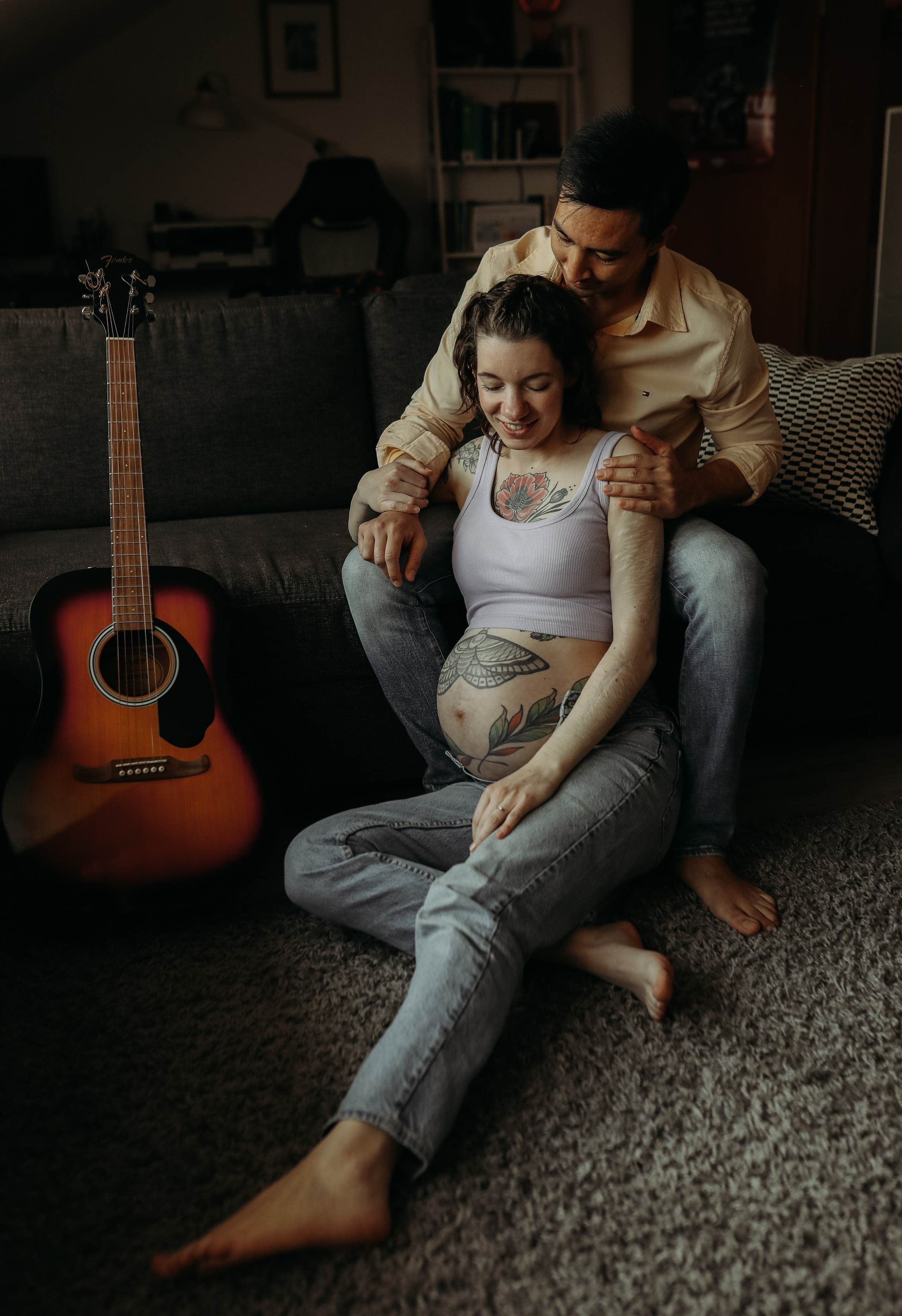 Schwangerschaftsbauch mit liebevoll gehaltenen Händen – emotionale Babybauchfotos