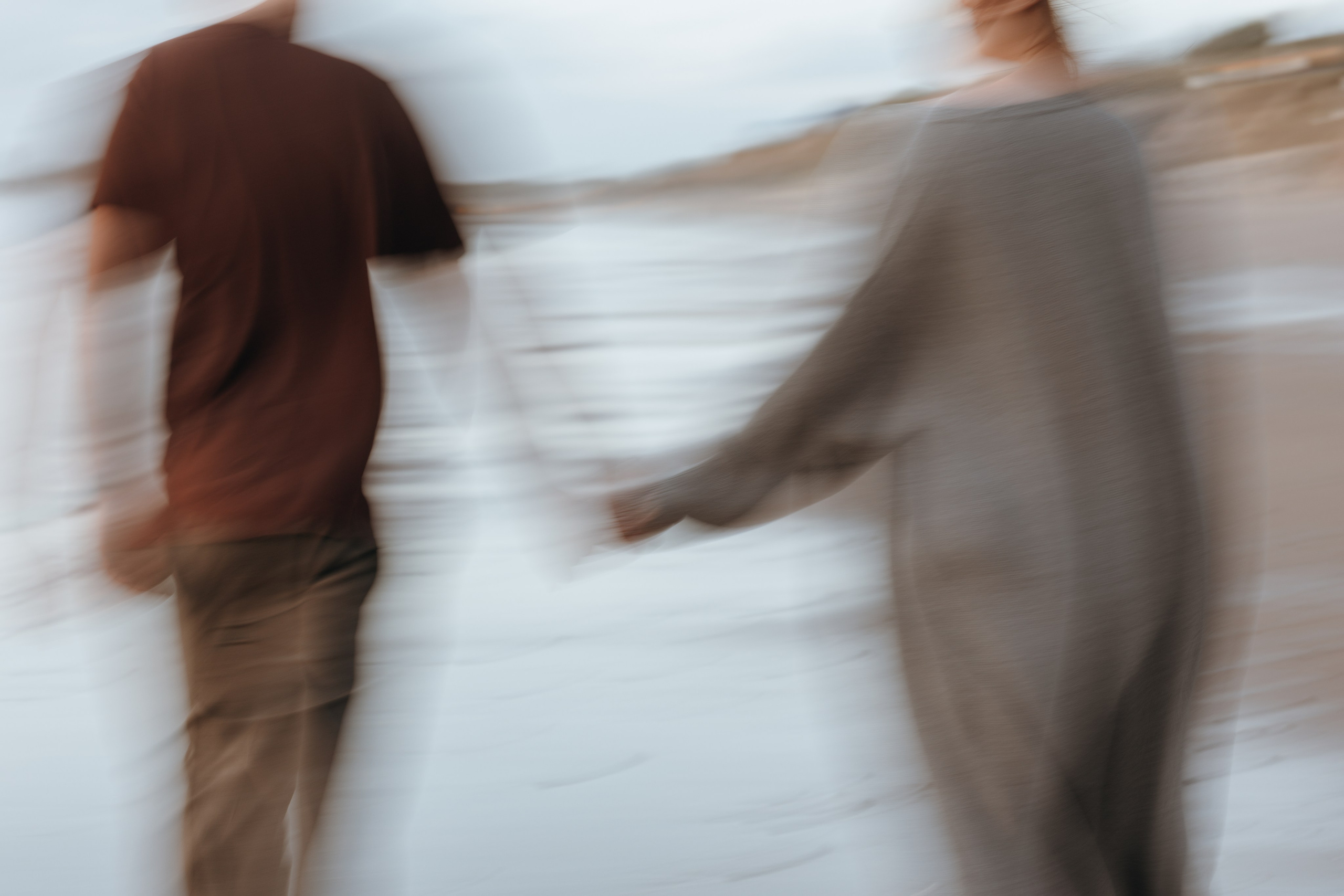 Sunset maternity photoshoot. Annah Louwagie — Lifestyle photographer for couples, families & brands | France & worldwide