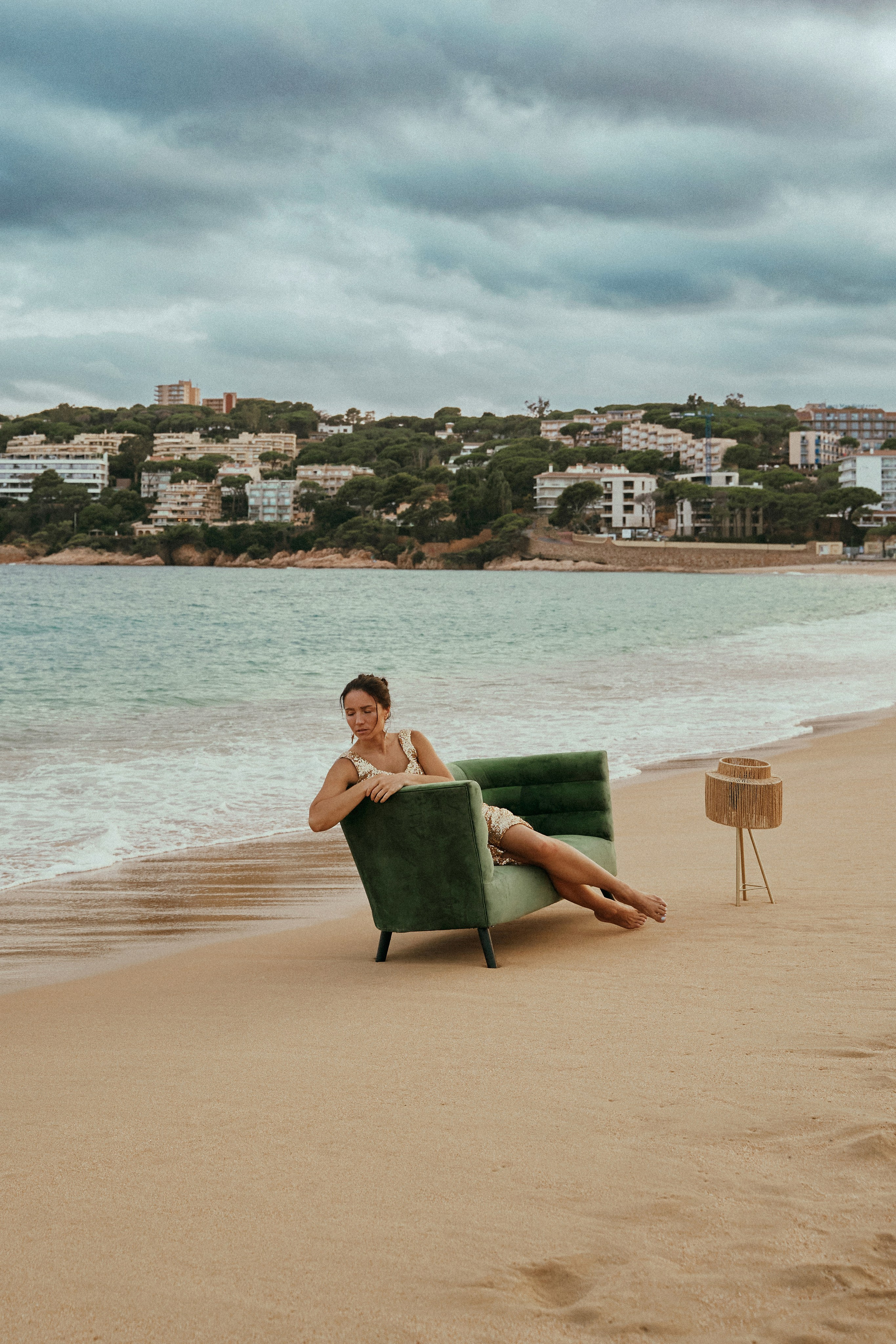 Майя. Диван на пляже. Фотограф в Барселоне Жанна Захарченко