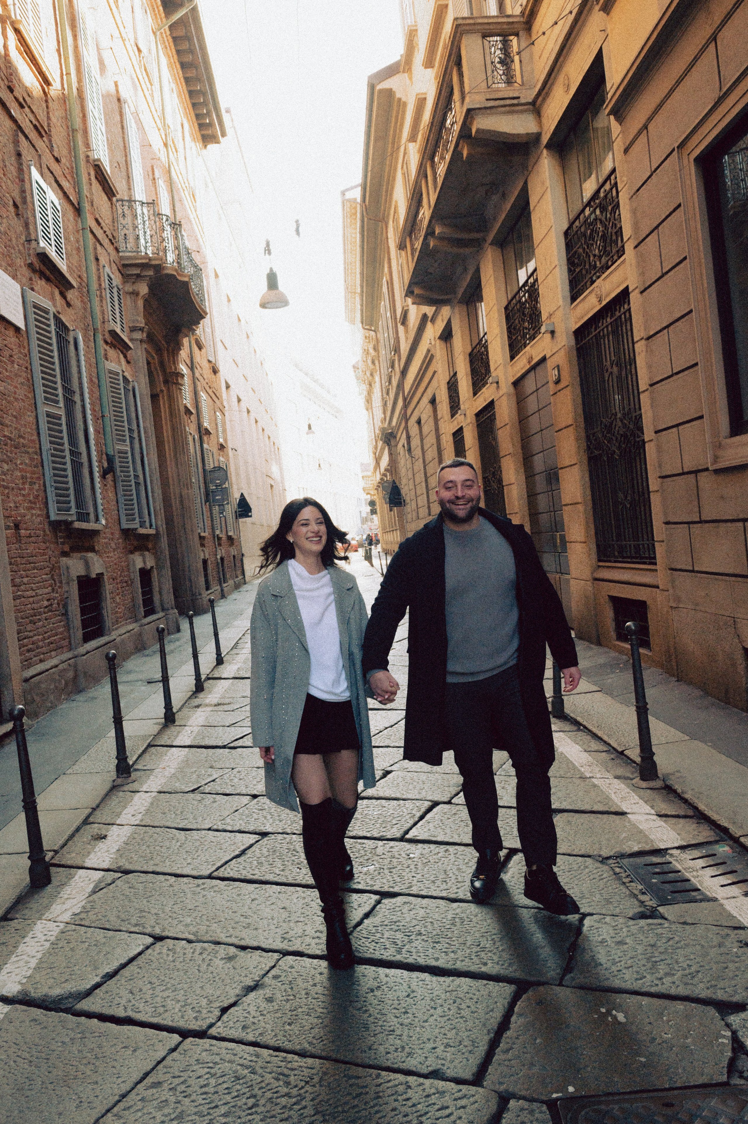 servizio fotografico coppia Milano, coppia innamorata Italia, fotografia naturale di coppia, coppia in movimento Milano, servizio fotografico spontaneo Milano, amore e viaggio Italia, servizio fotografico di coppia Milano, fotografia love story Milano, coppia romantica Italia, ritratto di coppia Milano, primo piano coppia innamorata, fotografia emozionale Milano,