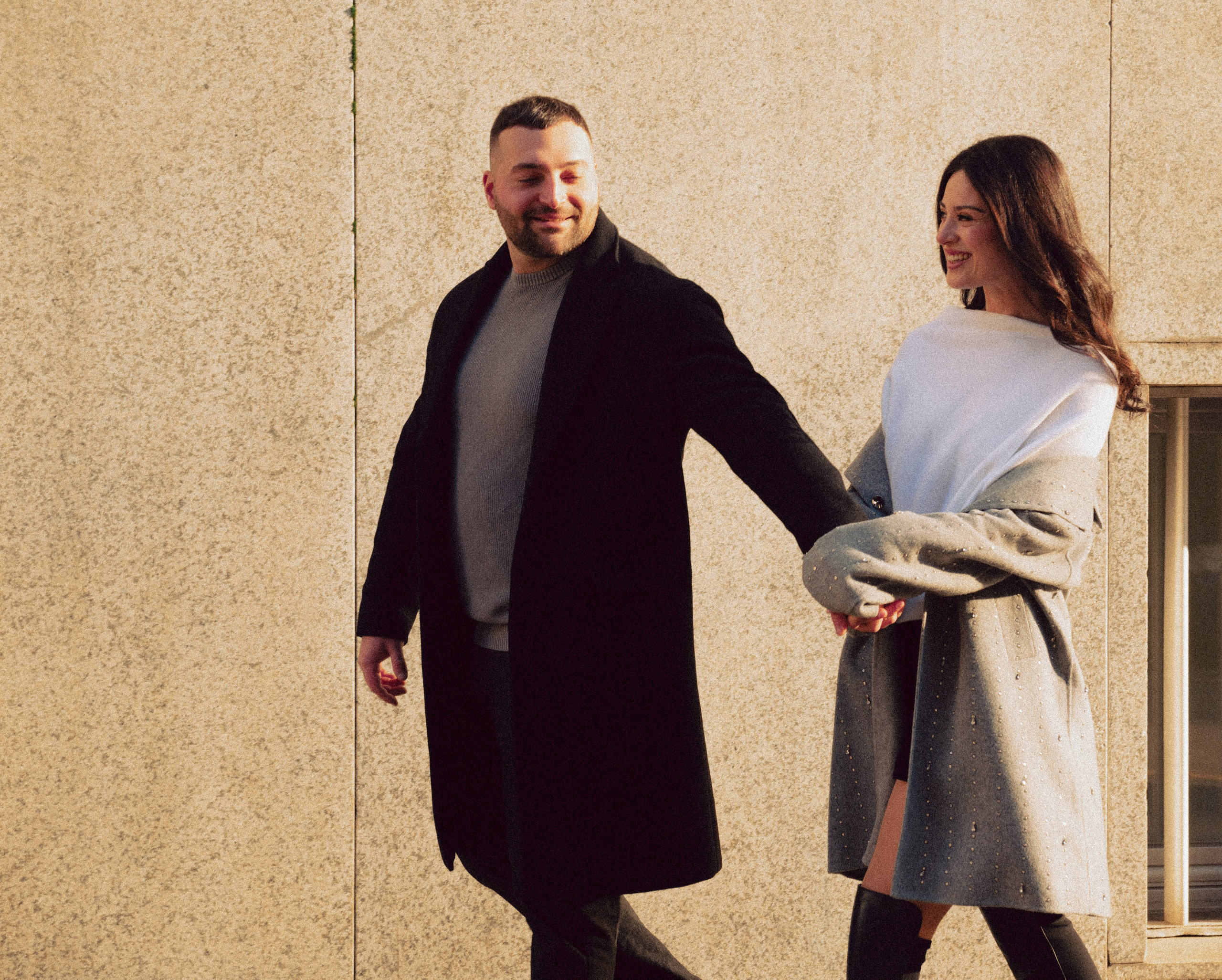 servizio fotografico coppia Milano, coppia innamorata Italia, fotografia naturale di coppia, coppia in movimento Milano, servizio fotografico spontaneo Milano, amore e viaggio Italia, servizio fotografico di coppia Milano, fotografia love story Milano, coppia romantica Italia, ritratto di coppia Milano, primo piano coppia innamorata, fotografia emozionale Milano,