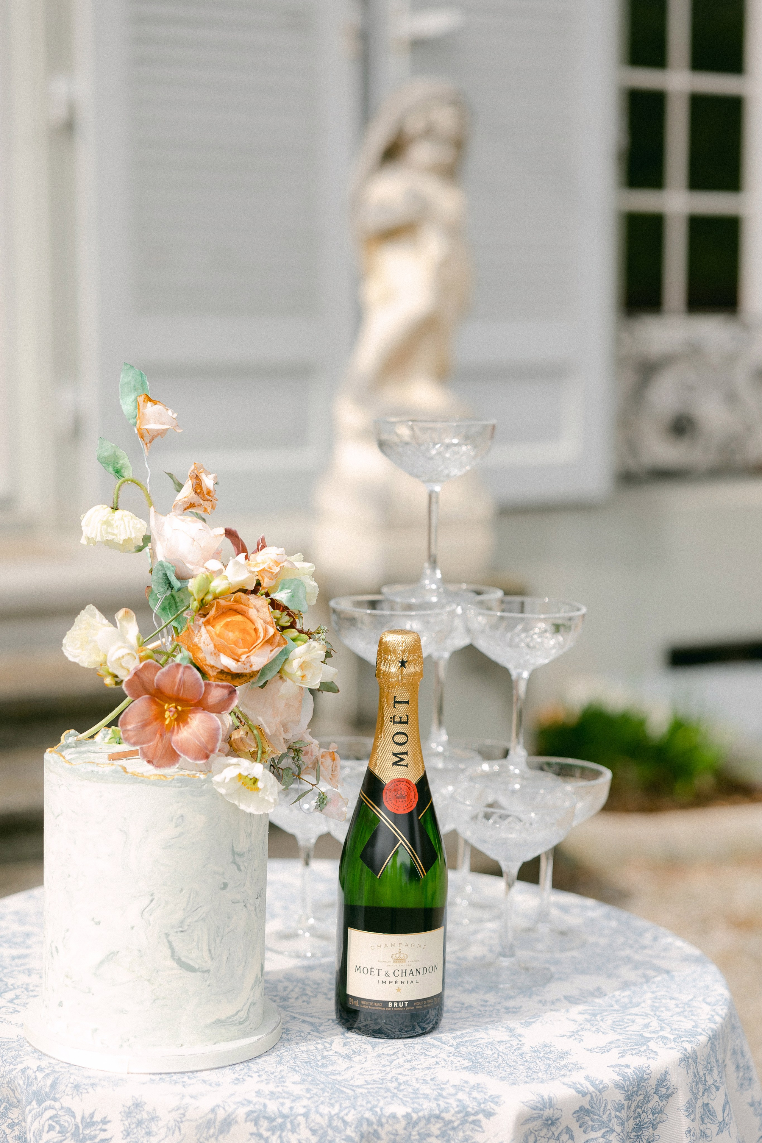 Wedding Photoshoot at St. Charles Hall, Meggen on Lake Lucerne | Stunning Setting at Lake Lucerne. Wedding and Family Photographer Switzerland and Italy. Valeria Diaz