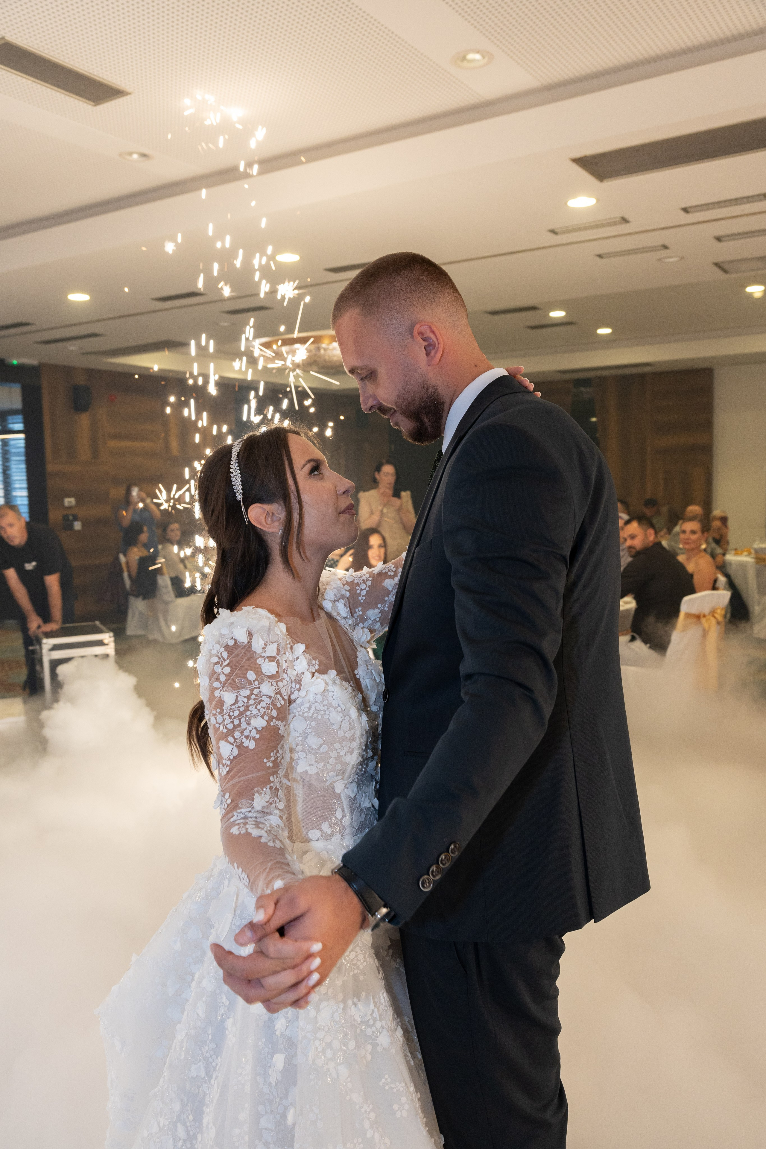 Almedina & Alen. Wedding photographer based in Europe