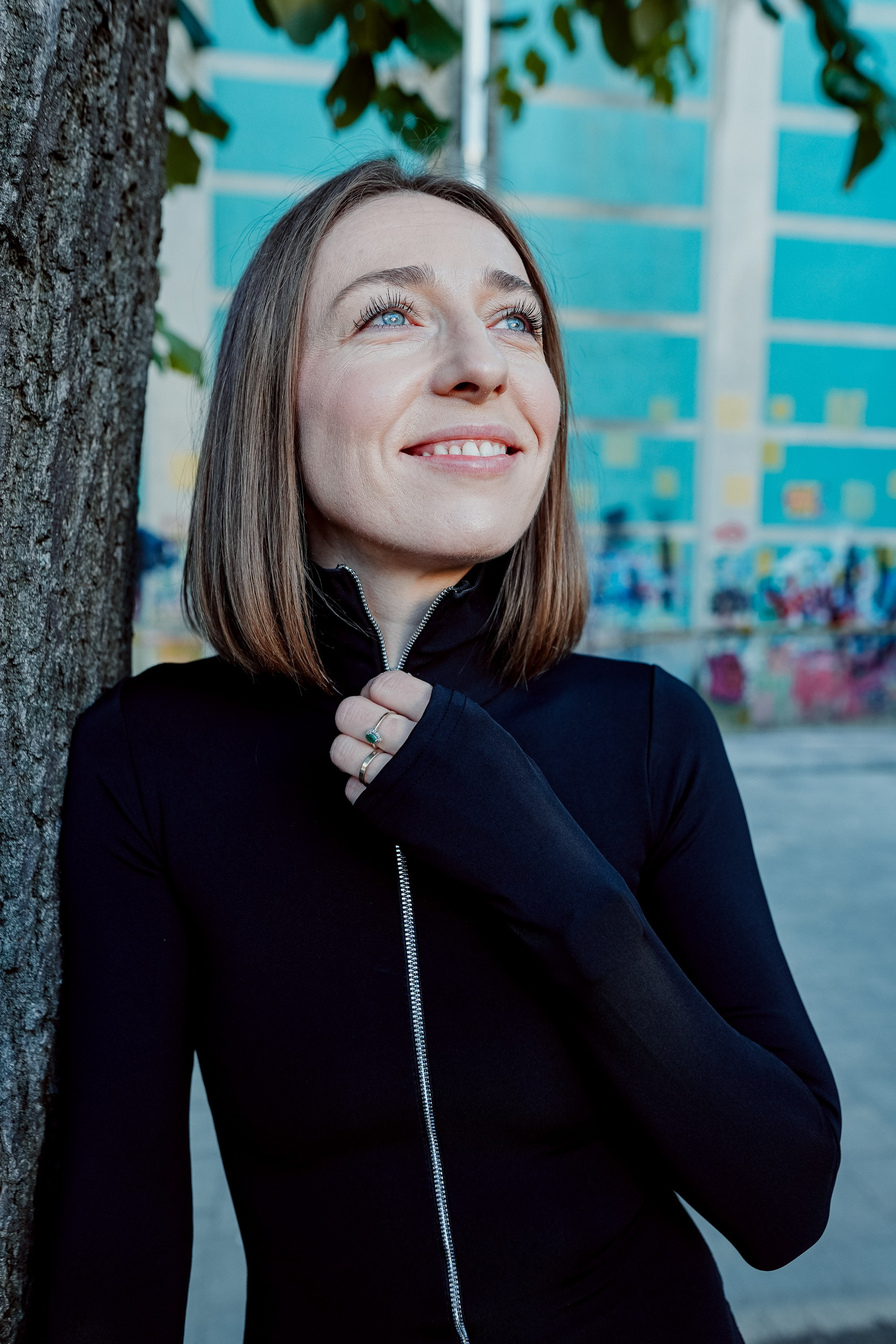 Sunt o Zeita — yoga on street. MARINABUGS