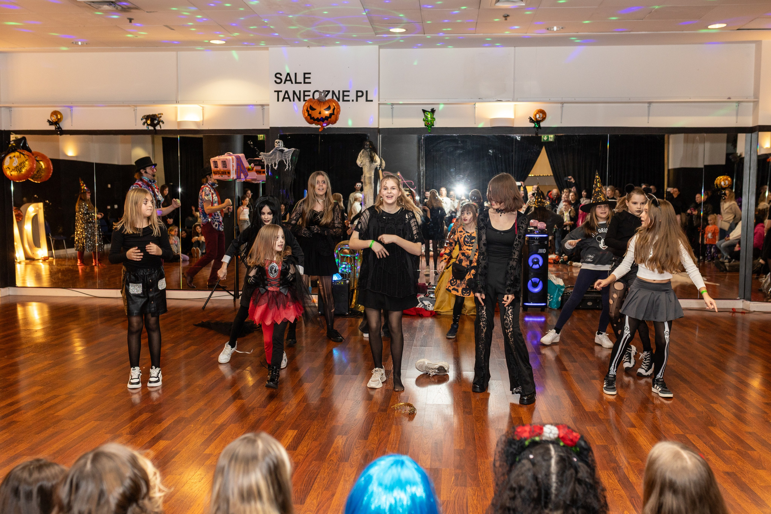 Leo dance studio Helloween 2025. Семейный и детский фотограф в Варшаве Мила Бобровская