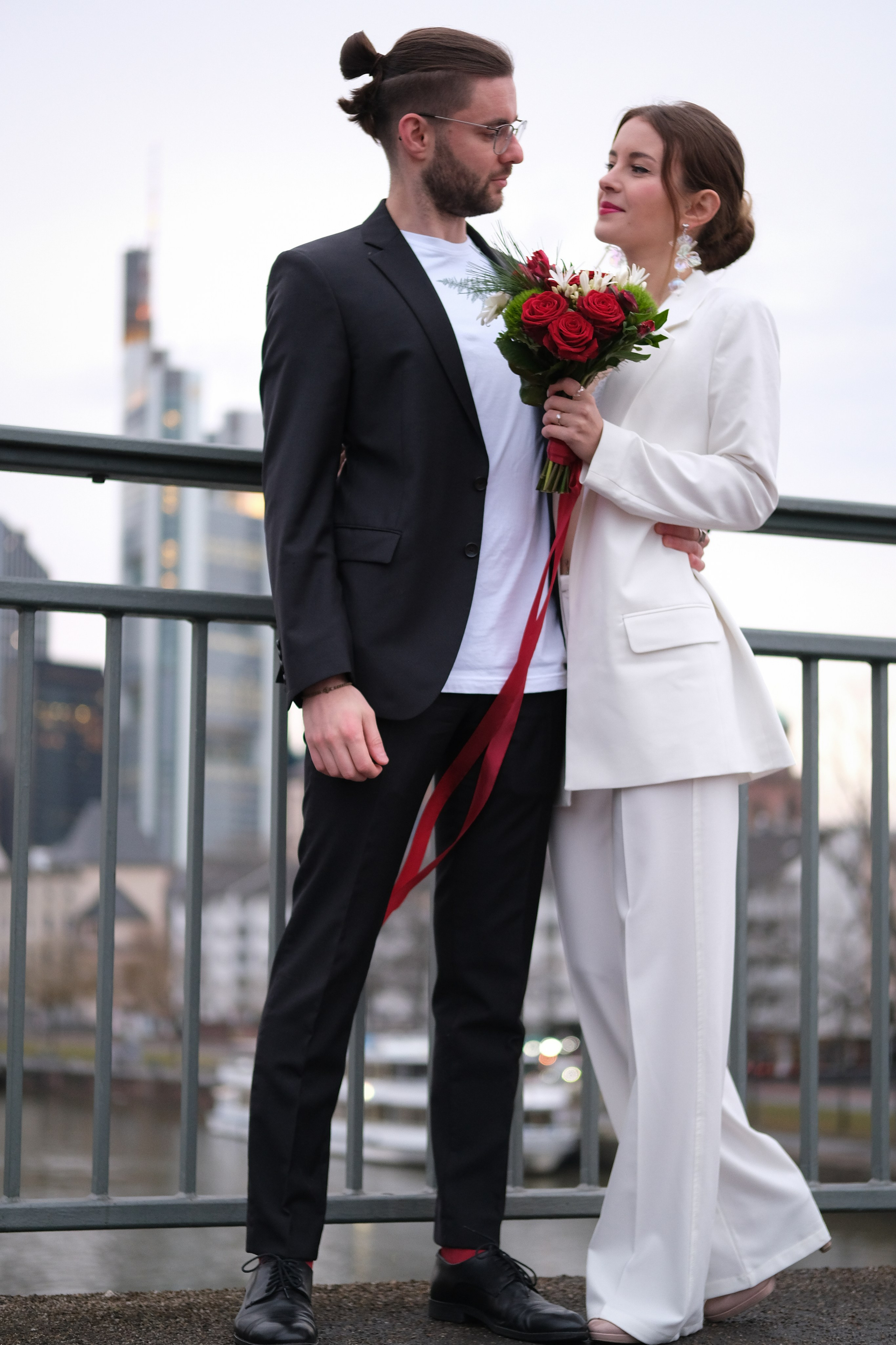 Red satin. Wedding photography — EMU Photos