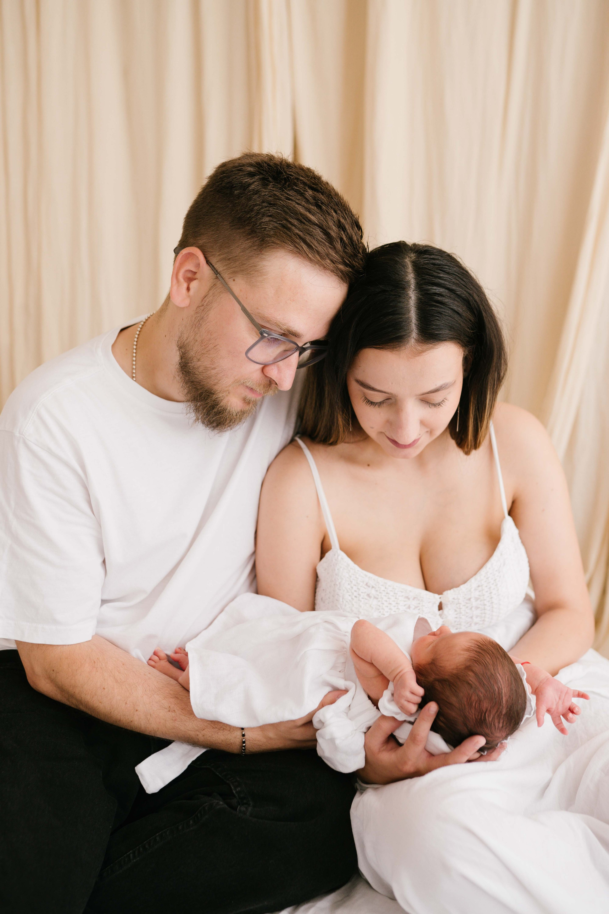Inspira sesiune foto nou-nascut. Madalina Beda- Artist vizual, fotograf, doula la nastere, consultant babywearing Brasov si in toata tara