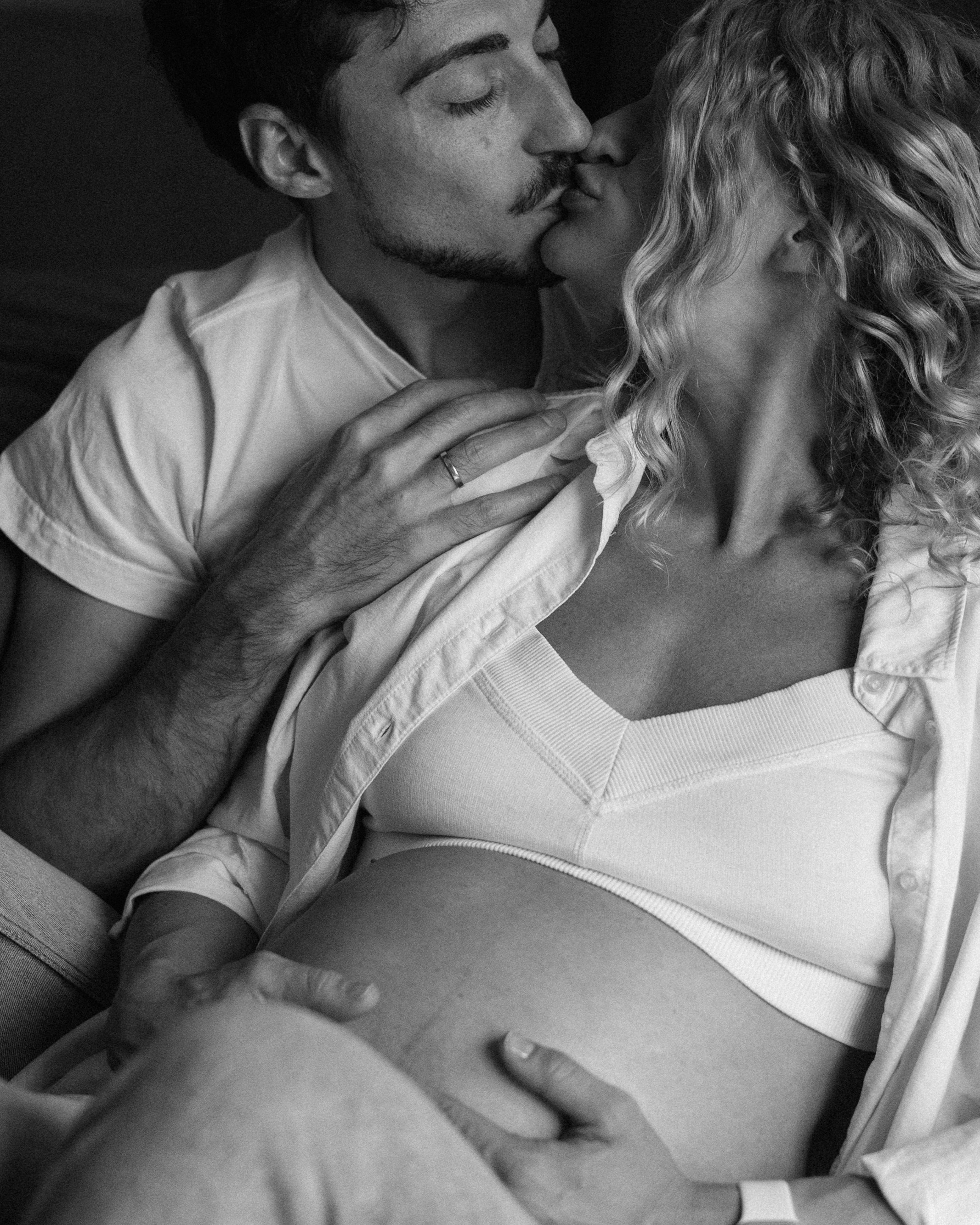 Candid pregnancy photoshoot in the park. Photographer in Madrid, Spain. Alyona Belyaninova