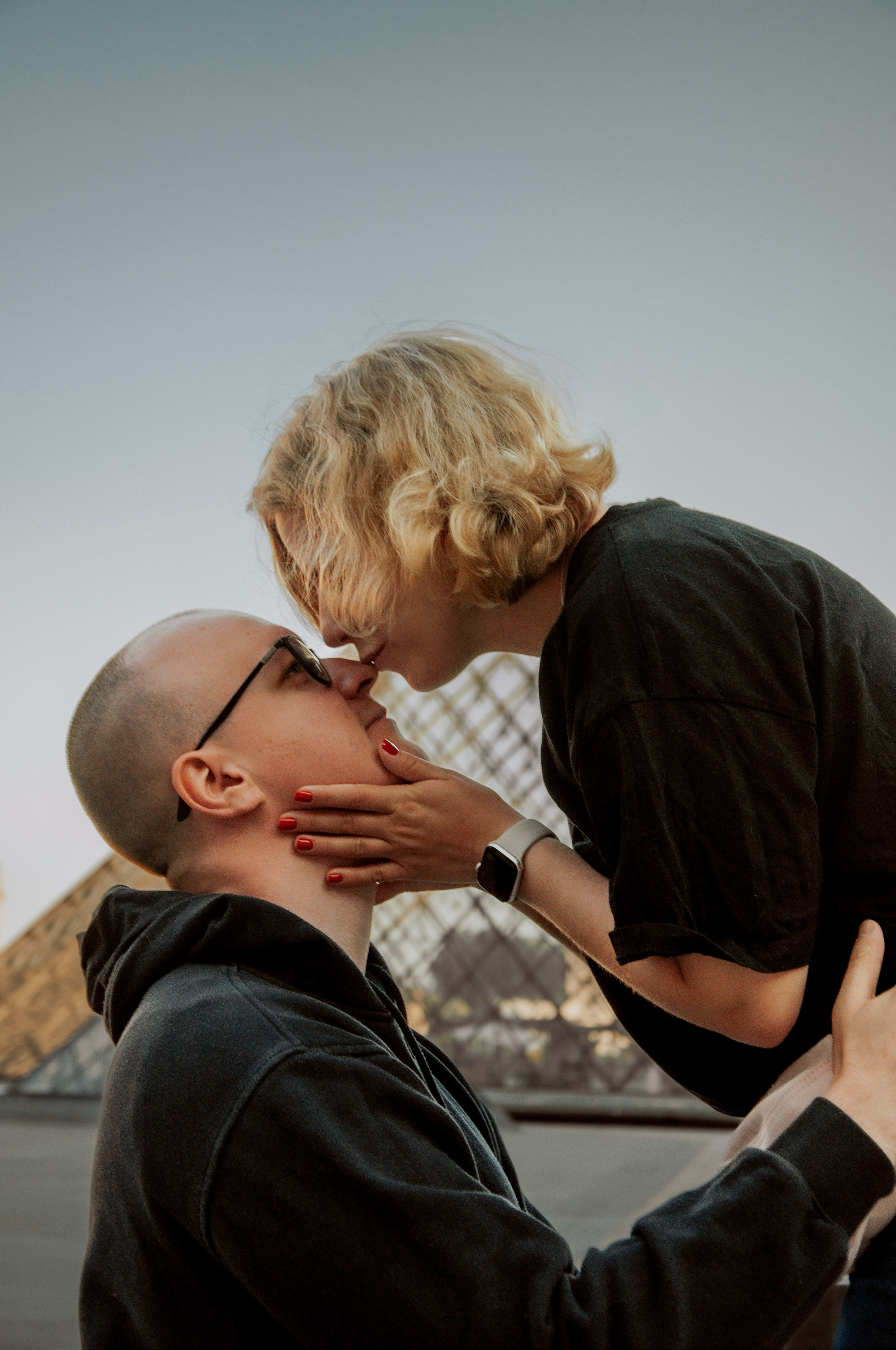 Couple photoshoot near the Louvre. Paris photographer — Polina Osipova