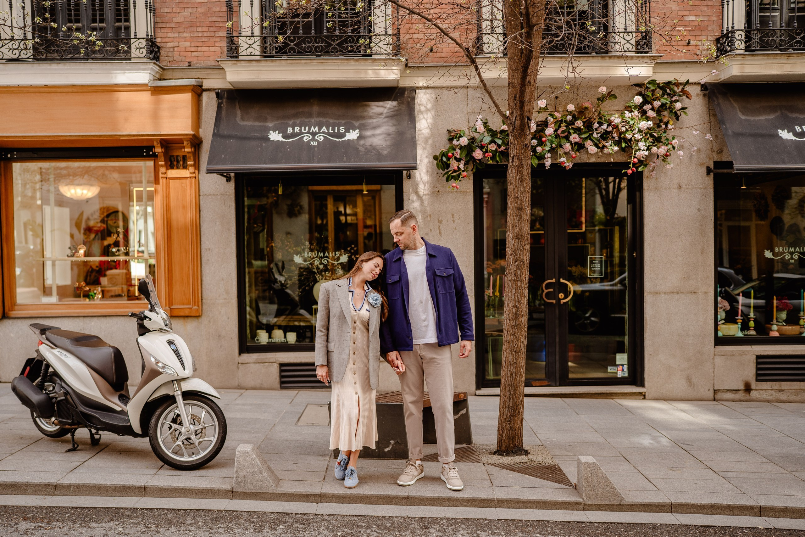 Romantic photoshoot in Retiro Park, Madrid during a beautiful spring morning. Madrid Photographer for Proposals, Engagements & Families | Anya Petrova