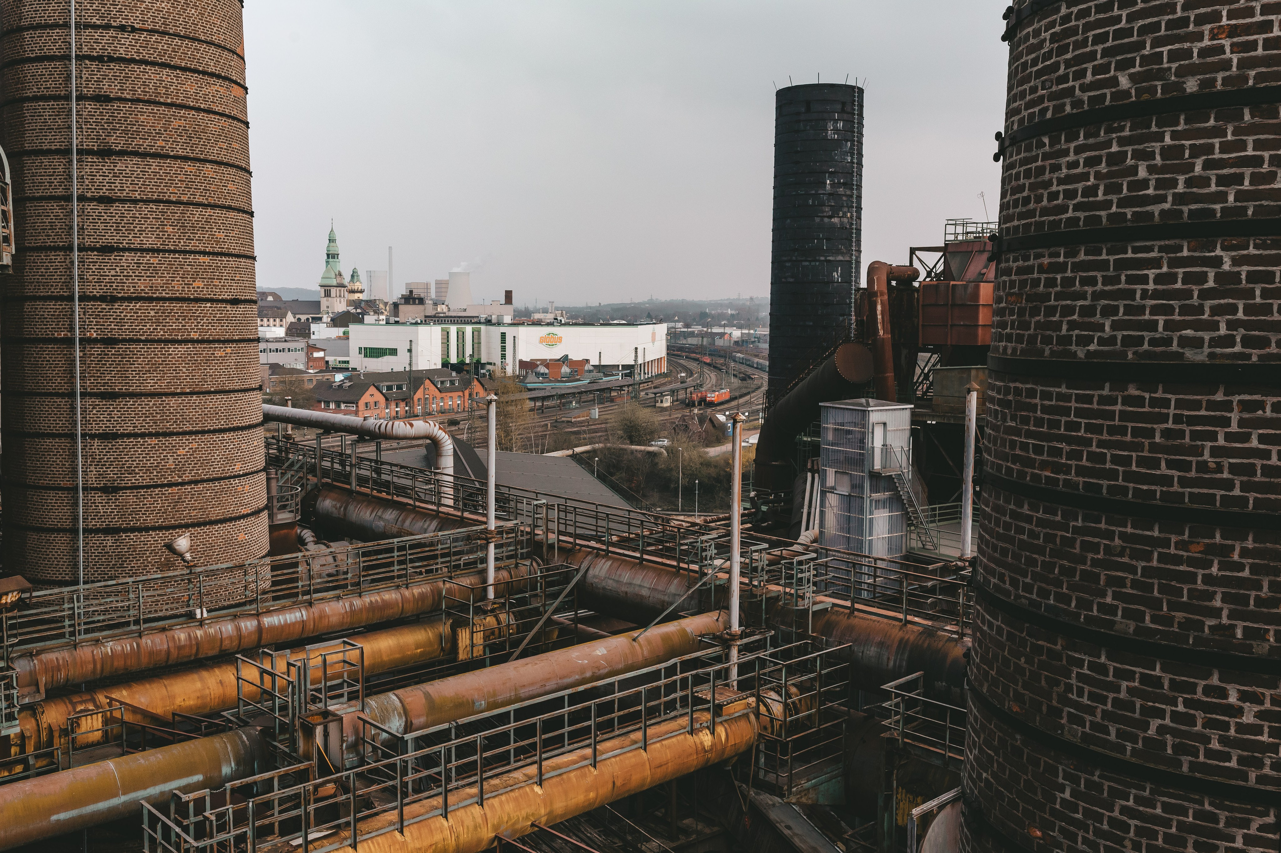 Центральная башня доменной печи с окружающими платформами и трубами.