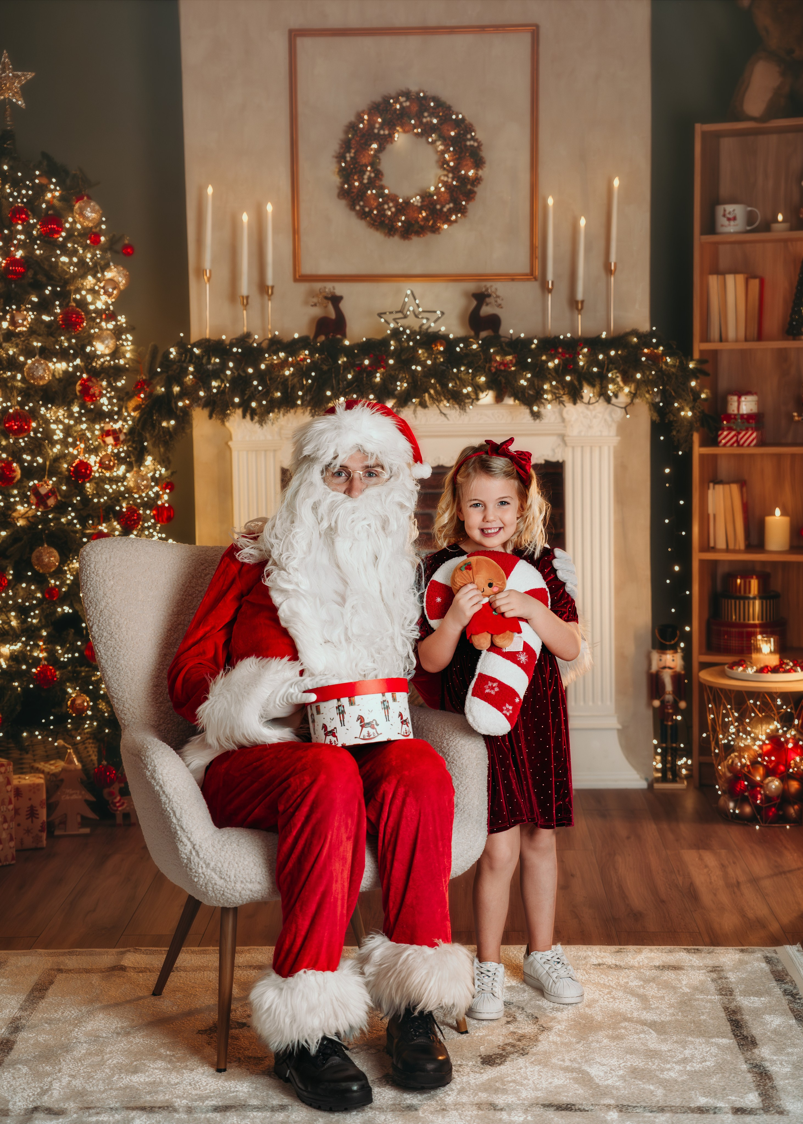 Praznično fotografisanje beba i roditelja u studiju Ledine – nežna i svetla božićna scenografija.