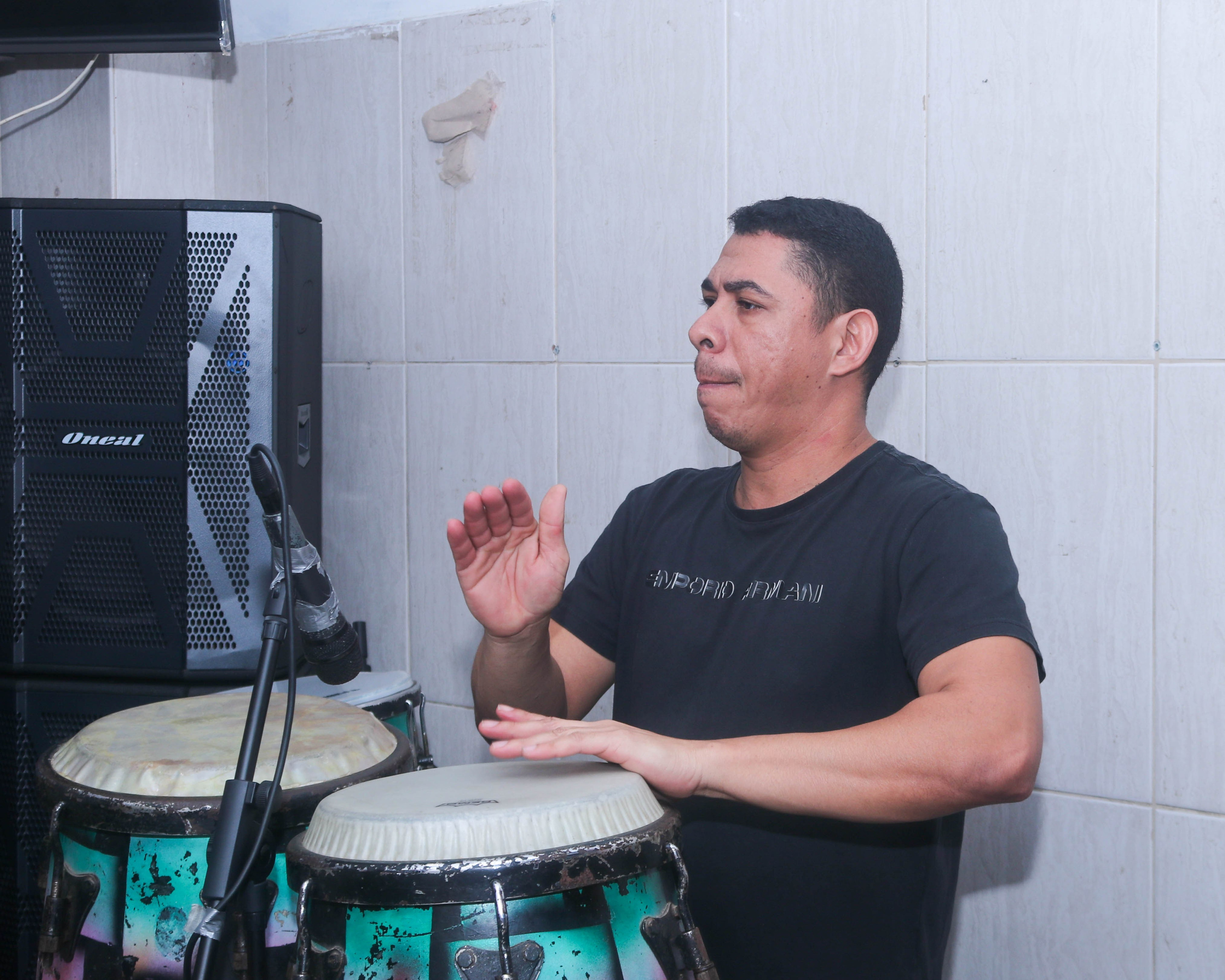 Aroldo nas congas trazendo muito ritmo e energia para o show. 🥁🔥📸Com talento e presença marcante, ele fez a vibração da música tomar conta da noite, deixando a apresentação ainda mais especial no Skinão.