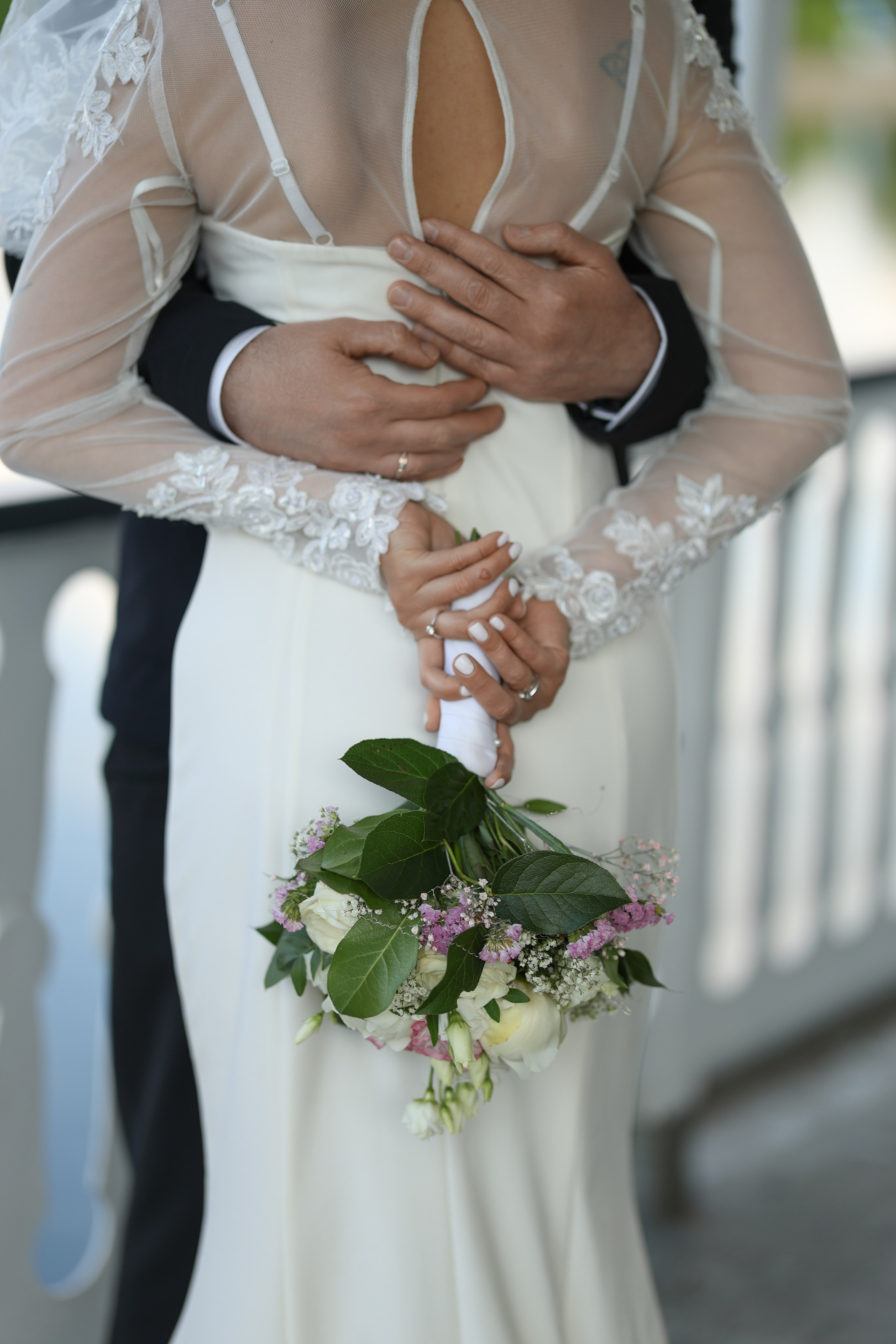 Hochzeitsfotografie in Nürnberg - Detailfoto - Umarmung des Brautpaars