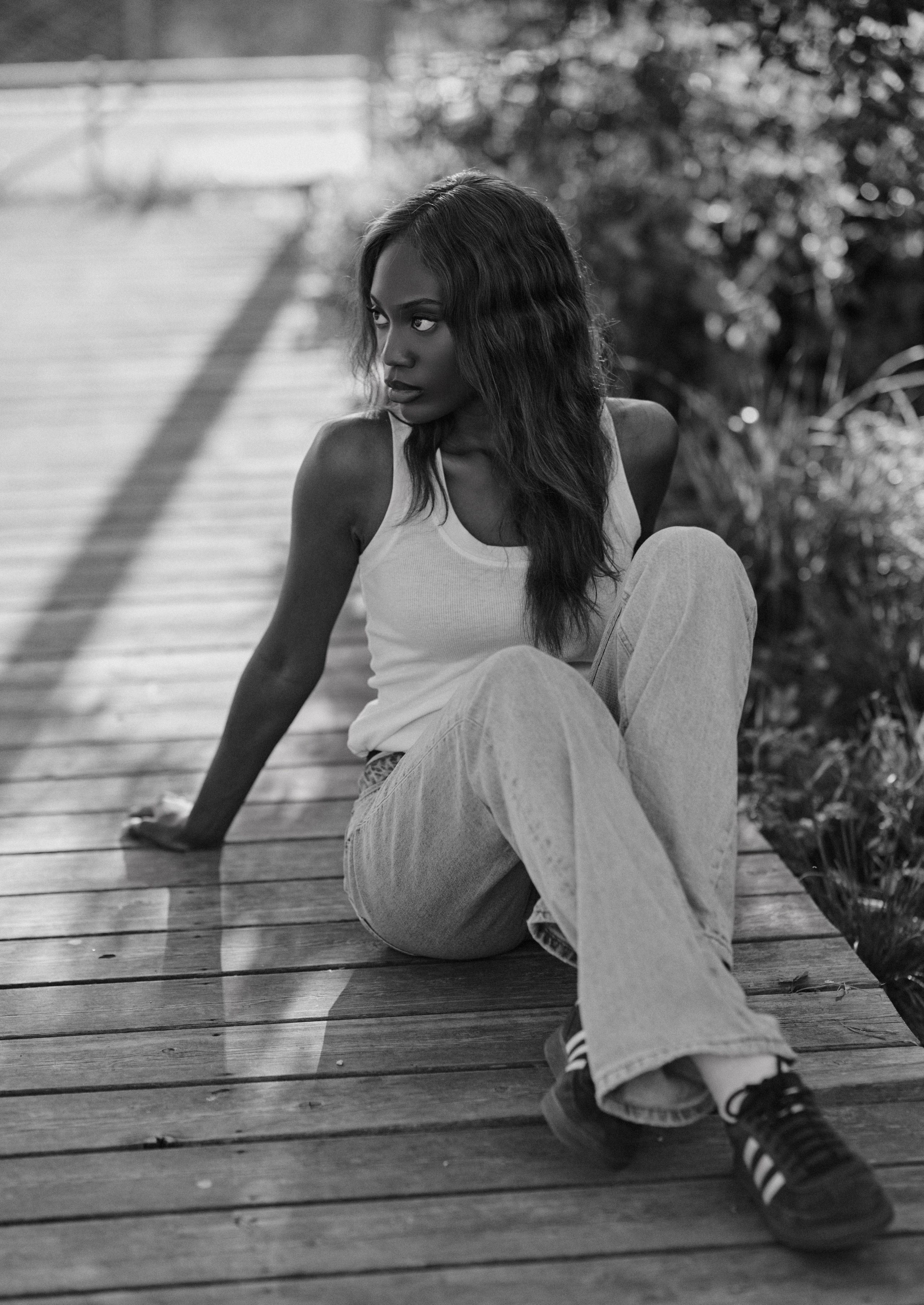 Shooting photo extérieur Lyon. Portrait féminin chic et mode dans les rues de la ville