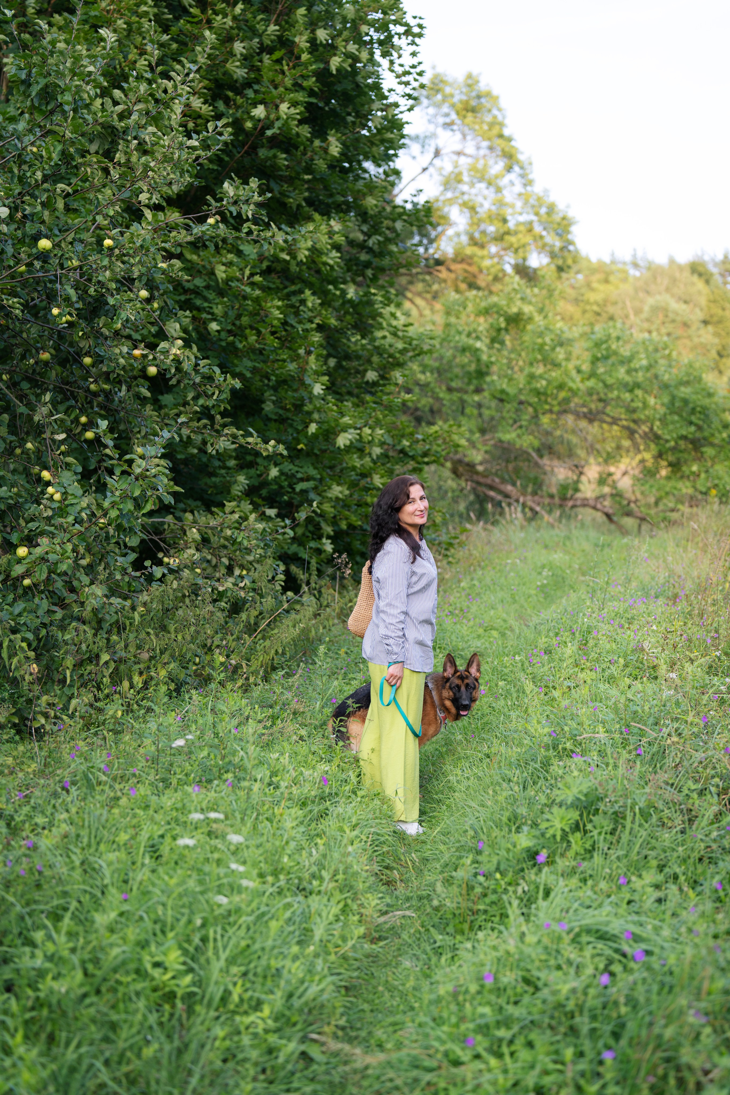 Edita ir Akela obelų ir laukų apsupty. Vita Klimaševska ○ Fluffy Soulmate Photography