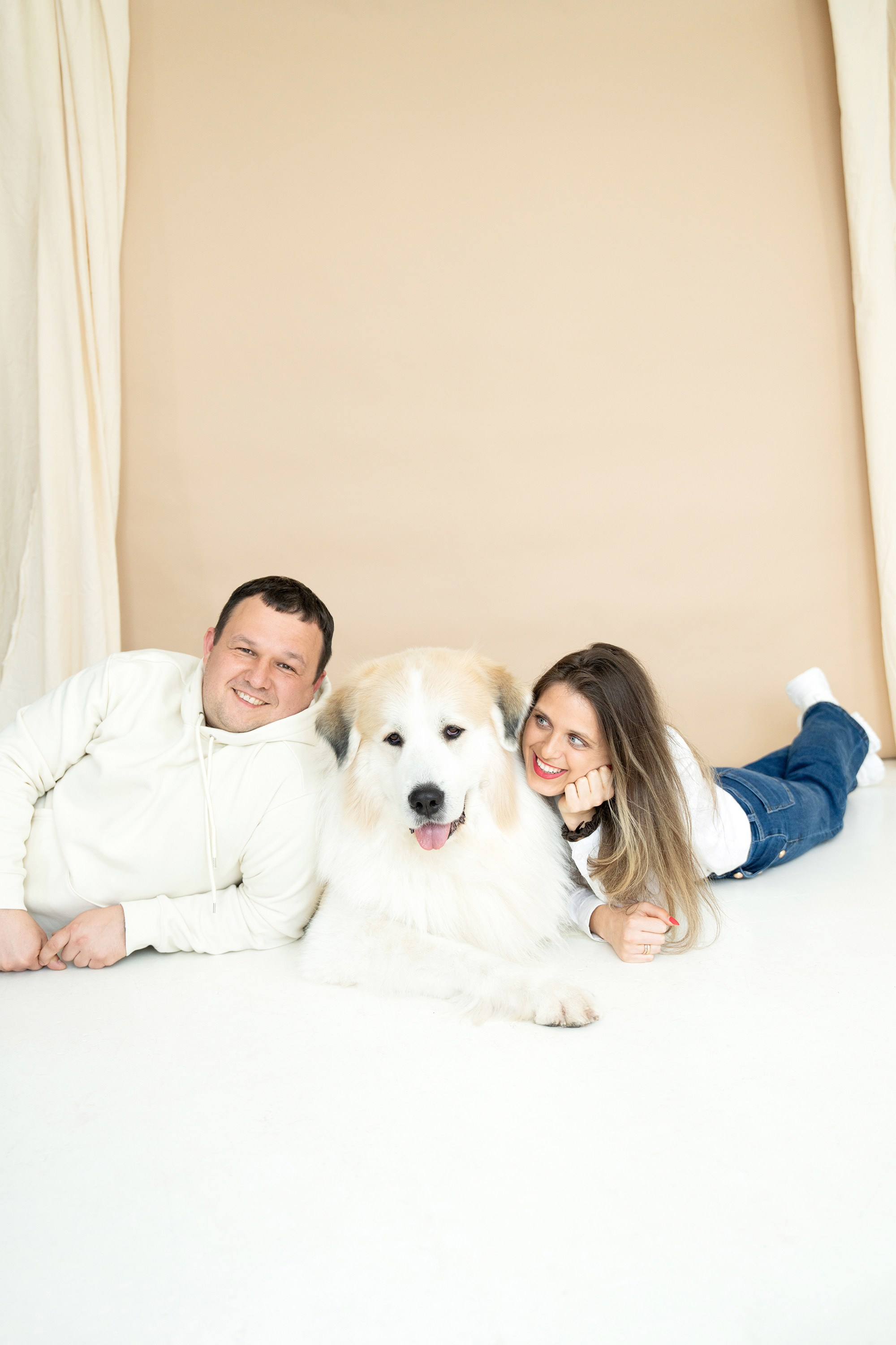Poros ir jų šuns fotosesija studijoje Vilniuje. Vita Klimaševska ○ Fluffy Soulmate Photography