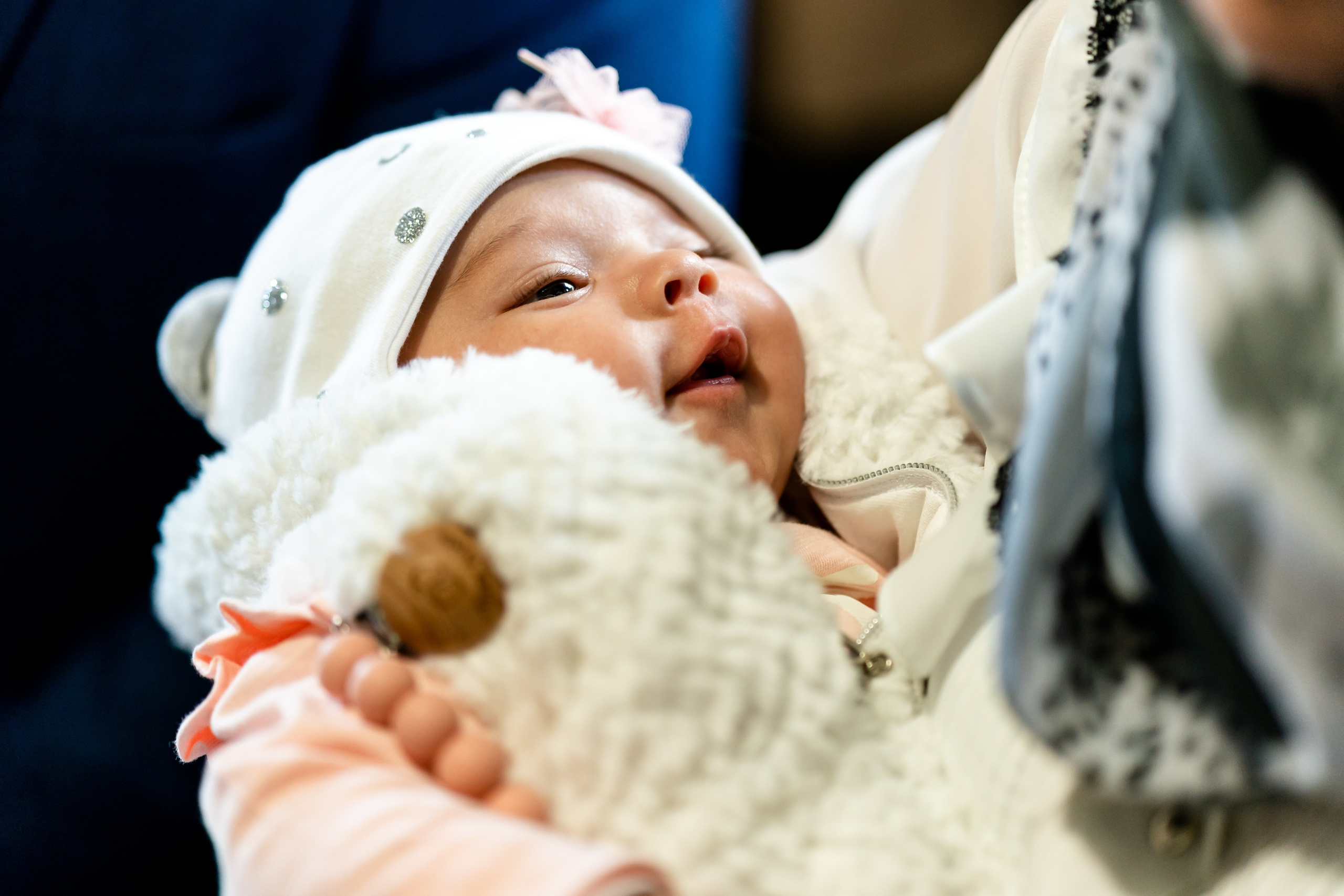 “Bebeluș botezat în biserică, ținut în brațe de nași”	•	“Detaliu cu lumânarea de botez decorată cu flori albe”	•	“Părinți emoționați alături de copilul lor la ceremonia de botez”	•	“Masa festivă de botez cu decor tematic și tort personalizat”	•	“Momentul în care preotul toarnă apă sfințită pe fruntea bebelușului”	“Bebeluș în rochie albă de botez, zâmbind în brațele mamei”	•	“Detaliu cu cruciulița de botez așezată pe o pernă de satin”	•	“Părinți și nași aprinzând lumânările în timpul ceremoniei de botez”	•	“Tort de botez decorat cu figurine tematice și numele copilului”	•	“Copil botezat dormind liniștit în pătuțul decorat festiv”	•	“Momentul în care preotul binecuvântează copilul în fața altarului”	•	“Invitați adunându-se în jurul mesei festive la petrecerea de botez”	•	“Bebeluș ținând în mână o jucărie personalizată primită la botez”	•	“Familie fericită pozând împreună după ceremonia de botez”	•	“Decor tematic cu baloane și flori la locația petrecerii de botez” fotograf Botoșani fotograf evenimente fotograf botez Alin Chirila fotograf alinofotostudio,- Preotul ținându-l pe micuțul Mathias Gabriel la botez, în biserica Înălțarea Domnului, Copălău  - Detalii de la botezul lui Mathias – lumânare, trusou și icoană  - Familia lui Mathias Gabriel alături de micuț, în ziua botezului  - Portret emoționant cu mama și bebelușul în brațe, în biserică,fotograf profesionist evenimente Botoșani, Iași, Suceava, Fălticeni, Bacău, Pașcani, Roman - AlinoFotoStudio by Alin Chirilă - servicii foto nuntă, botez, cununie, ședințe foto creative, albume personalizate, fotografii emoționante și calitative pentru cele mai importante momente din viață,fotograf nuntă Botoșani Alin Chirilă,  ședință foto botez Iași - AlinoFotoStudio,  servicii fotograf profesionist evenimente Suceava,  fotograf cununie civilă Fălticeni - Alin Chirilă,  album foto nuntă personalizat Bacău.“Bebeluș botezat în biserică, ținut în brațe de nași”	•	“Detaliu cu lumânarea de botez decorată cu flori albe”	•	“Părinți emoționați alături de copilul lor la ceremonia de botez”	•	“Masa festivă de botez cu decor tematic și tort personalizat”	•	“Momentul în care preotul toarnă apă sfințită pe fruntea bebelușului”	“Bebeluș în rochie albă de botez, zâmbind în brațele mamei”	•	“Detaliu cu cruciulița de botez așezată pe o pernă de satin”	•	“Părinți și nași aprinzând lumânările în timpul ceremoniei de botez”	•	“Tort de botez decorat cu figurine tematice și numele copilului”	•	“Copil botezat dormind liniștit în pătuțul decorat festiv”	•	“Momentul în care preotul binecuvântează copilul în fața altarului”	•	“Invitați adunându-se în jurul mesei festive la petrecerea de botez”	•	“Bebeluș ținând în mână o jucărie personalizată primită la botez”	•	“Familie fericită pozând împreună după ceremonia de botez”	•	“Decor tematic cu baloane și flori la locația petrecerii de botez” fotograf Botoșani fotograf evenimente fotograf botez Alin Chirila fotograf alinofotostudio.fotograf botez Amelis Maria, fotografie botez Botoșani, fotograf Alin Chirilă, amintiri botez, fotografii botez, botez Amelis Maria, fotograf copii, fotografie botez în Botoșani,