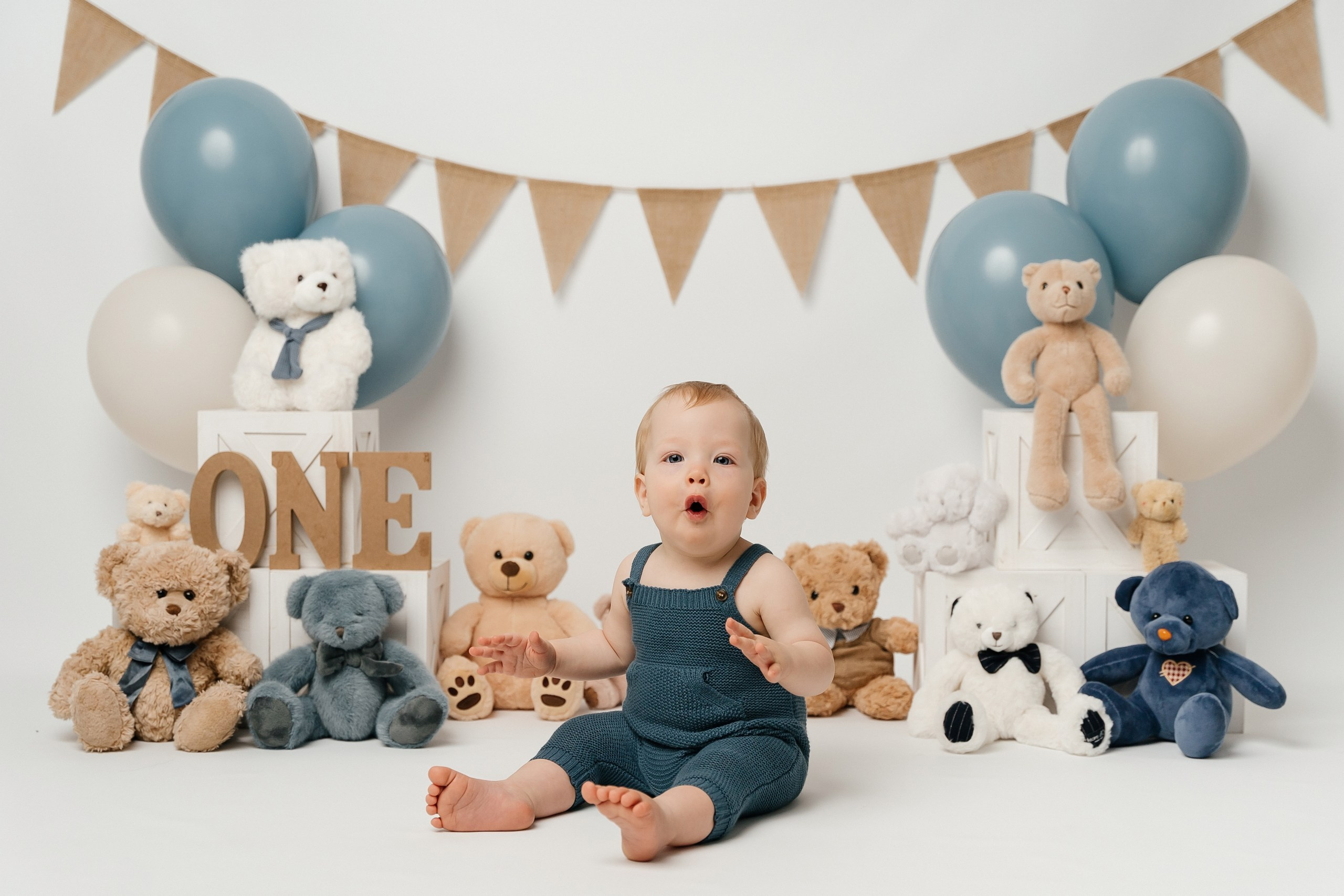 First birthday cake smash session. Newborn and family photographer. Hills District. Sydney