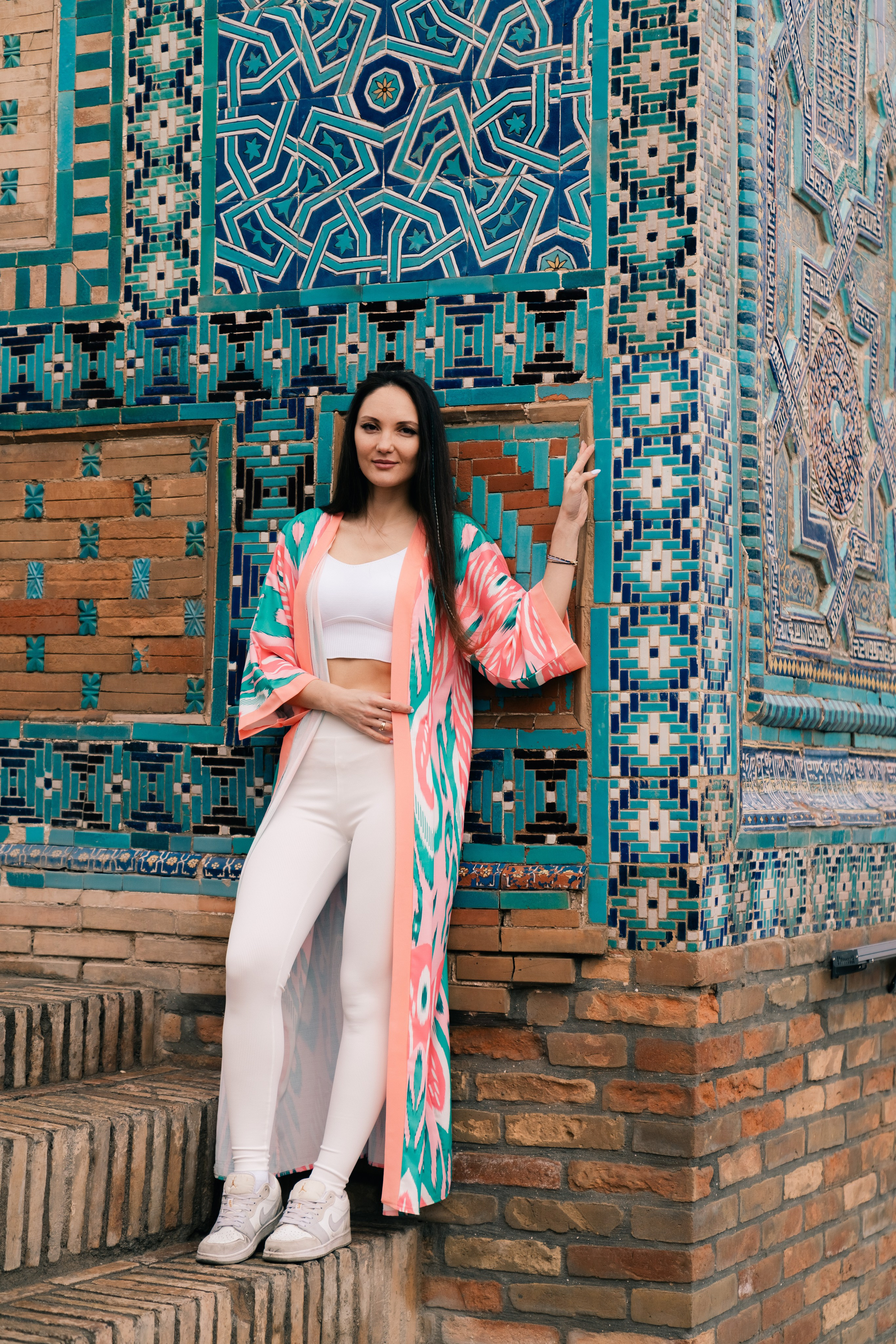 Photoshoot in a robe in Samarkand: Unique Shots with the Shah-i-Zinda. Photographer in Uzbekistan and Samarkand Djasur Marupov