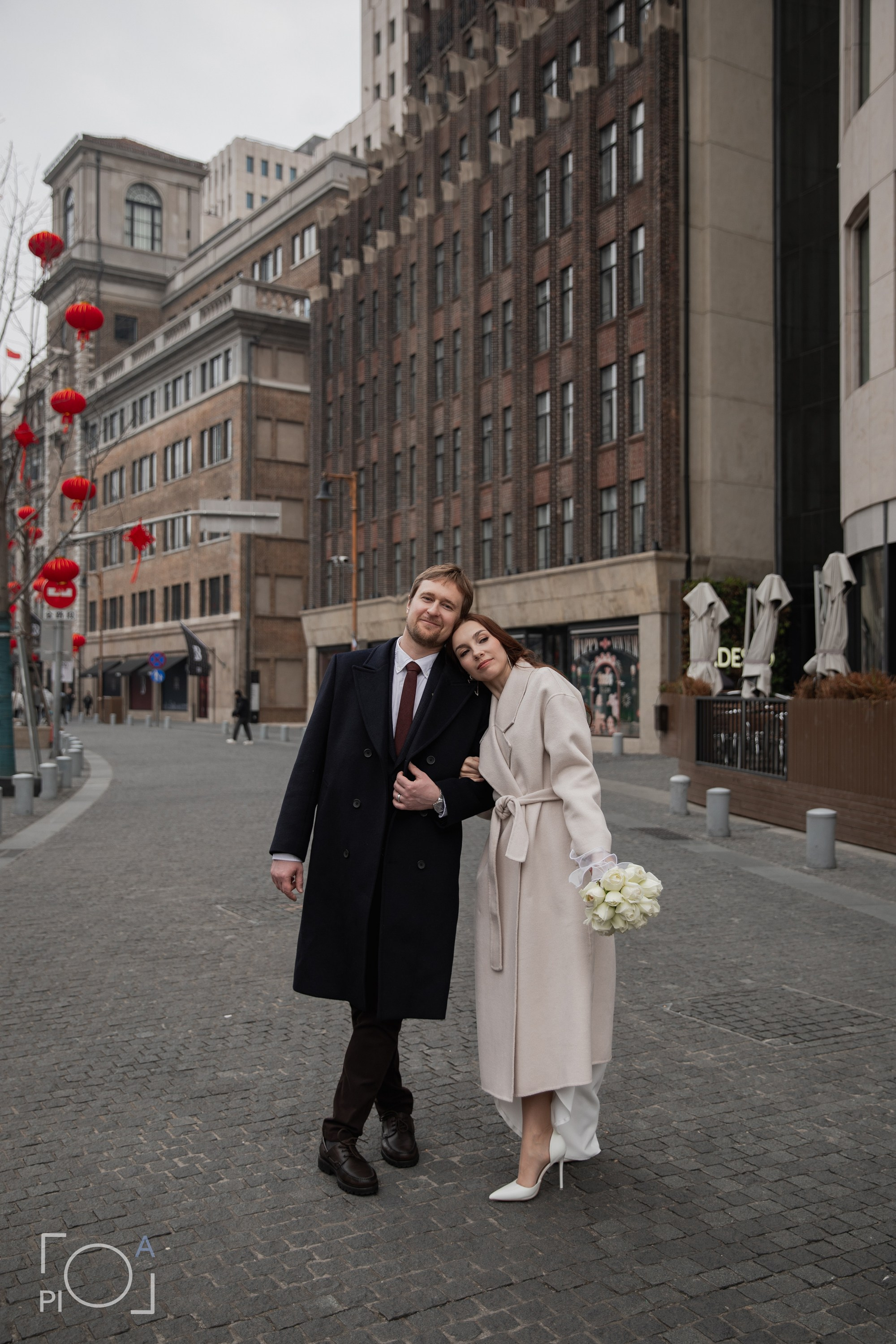 Свадебная фотосессия с консульской подписью в консульстве. Фотограф в Шанхае — Лола Пидлуская