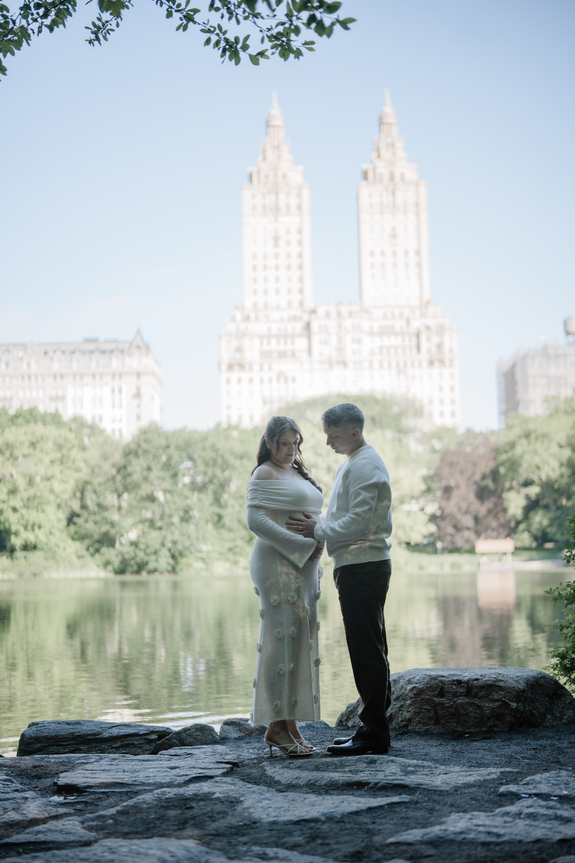 Maternity photo shoot in Central Park. Portrait and wedding photographer in New York