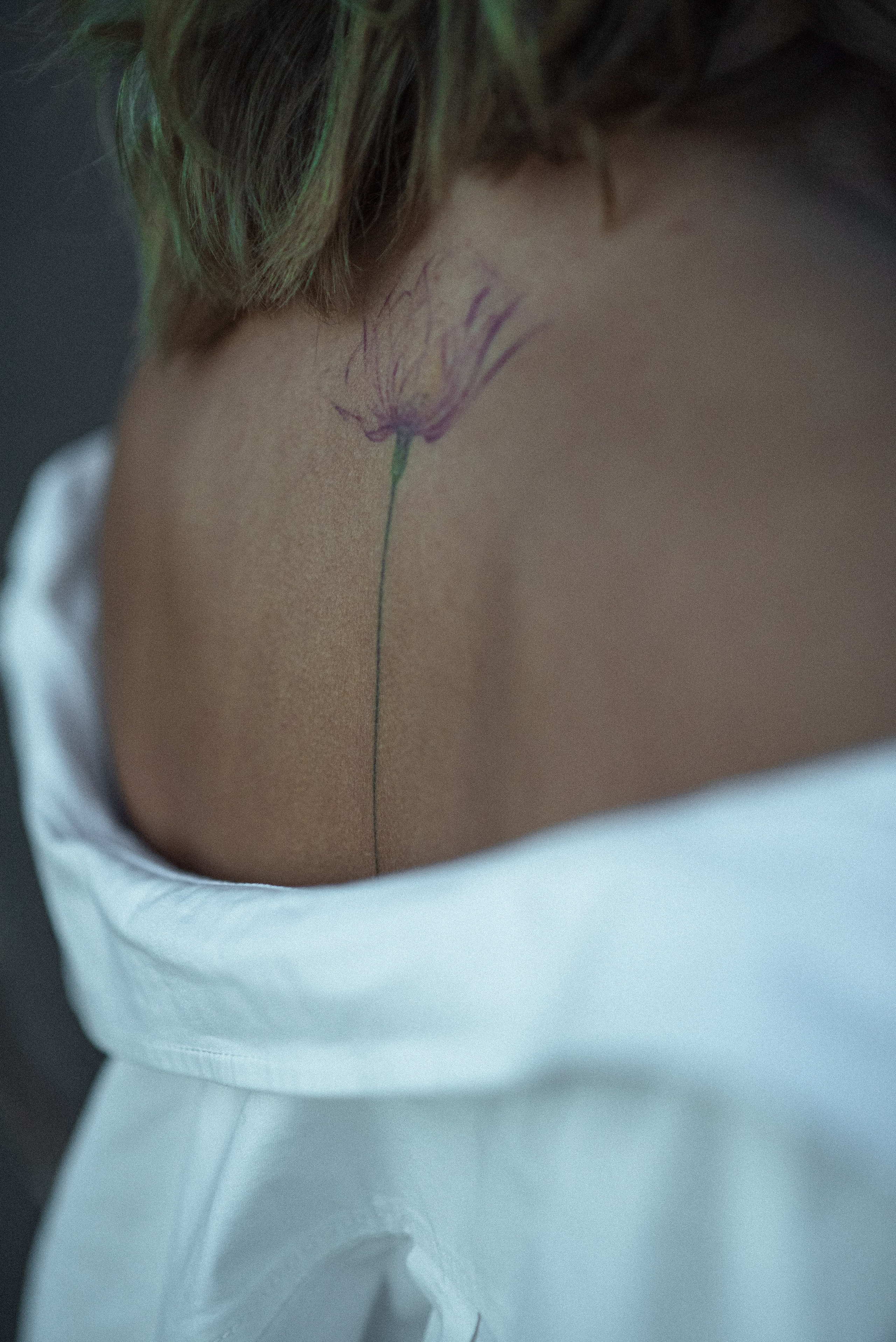 Тату лотоса на спине под белой рубашкой