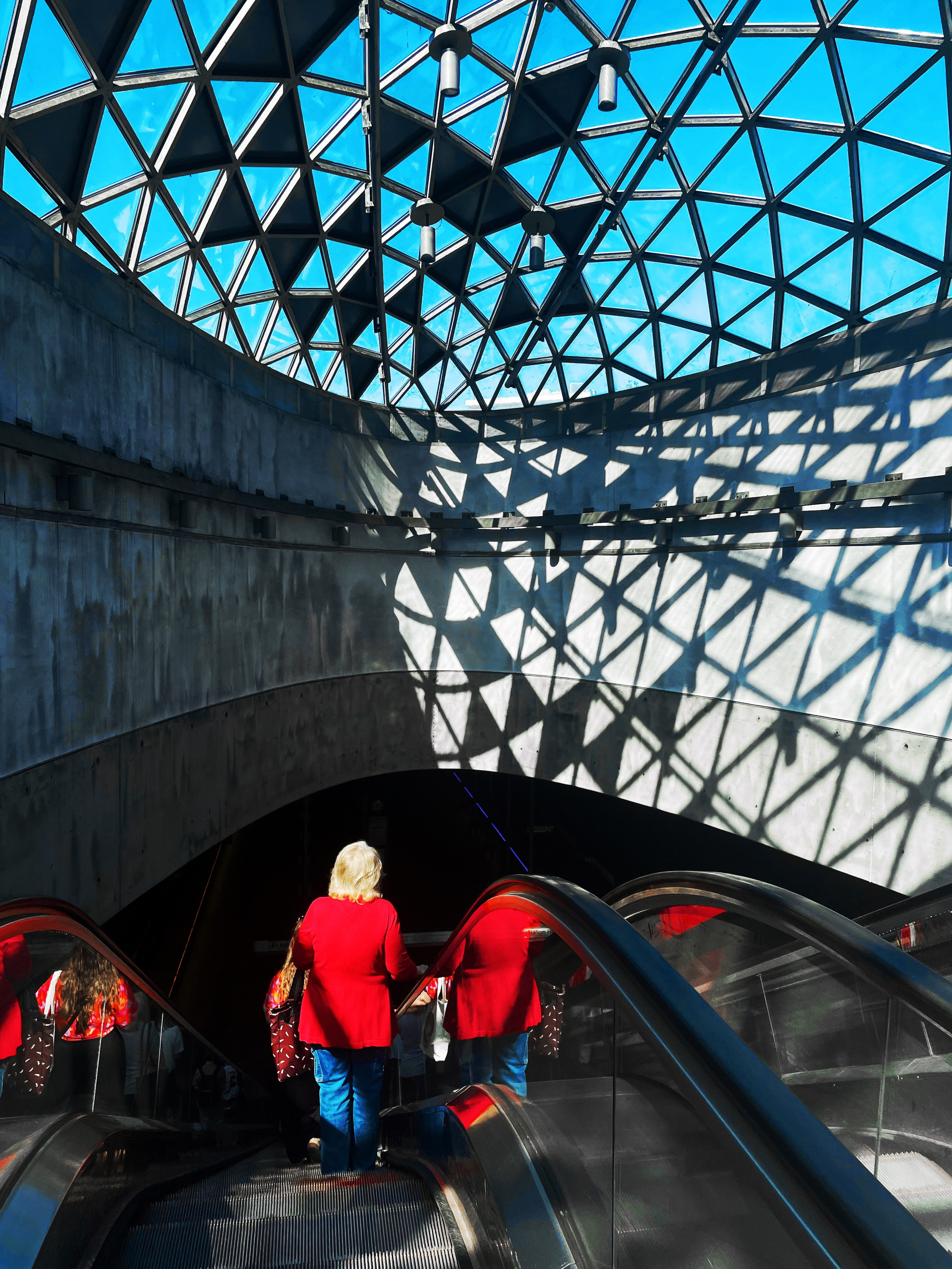 Red blue morning in Underground| Budapest 2026 | CANON 6D