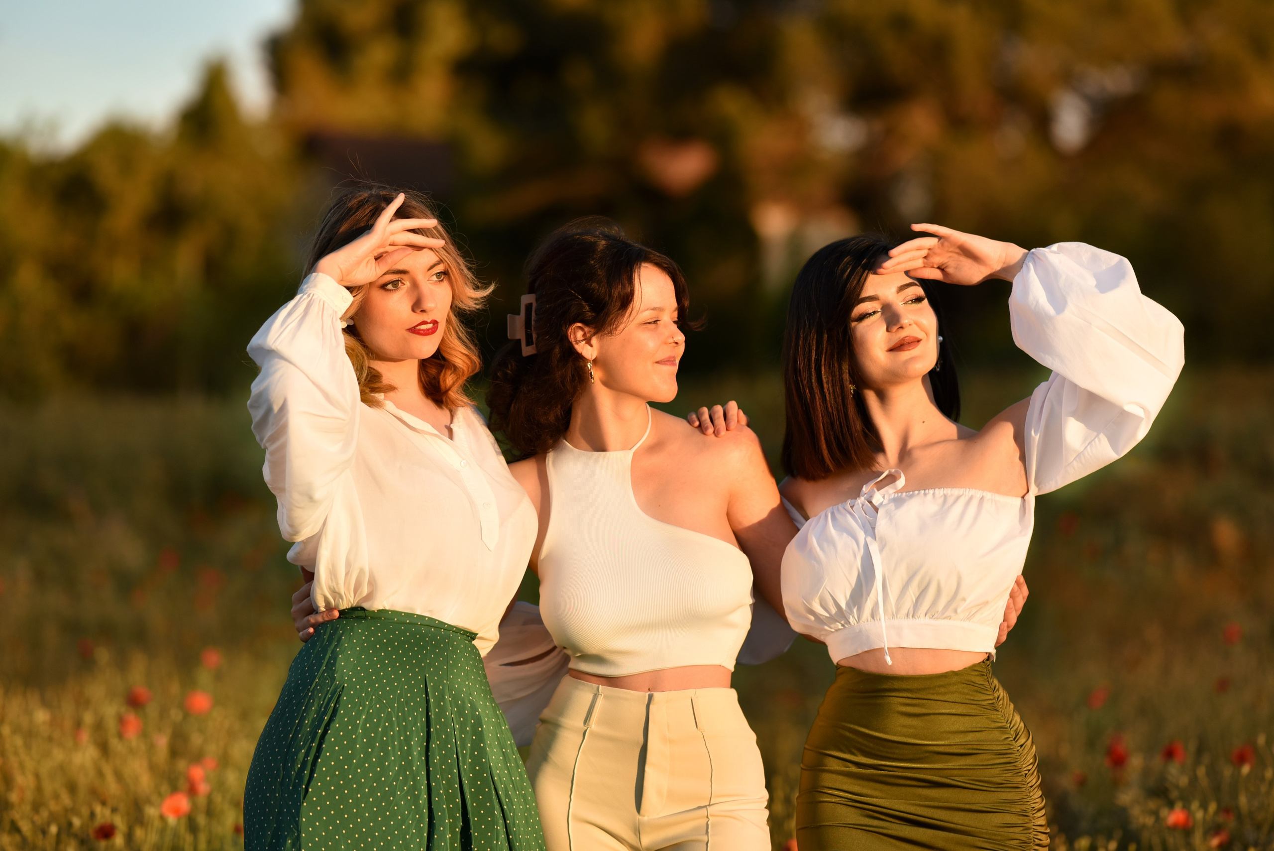 Séance photo dans un champ de coquelicots BEZIERS. Photographe Professionnel à Béziers et Montpellier – Mariages, Portraits et Vidéos Aériennes