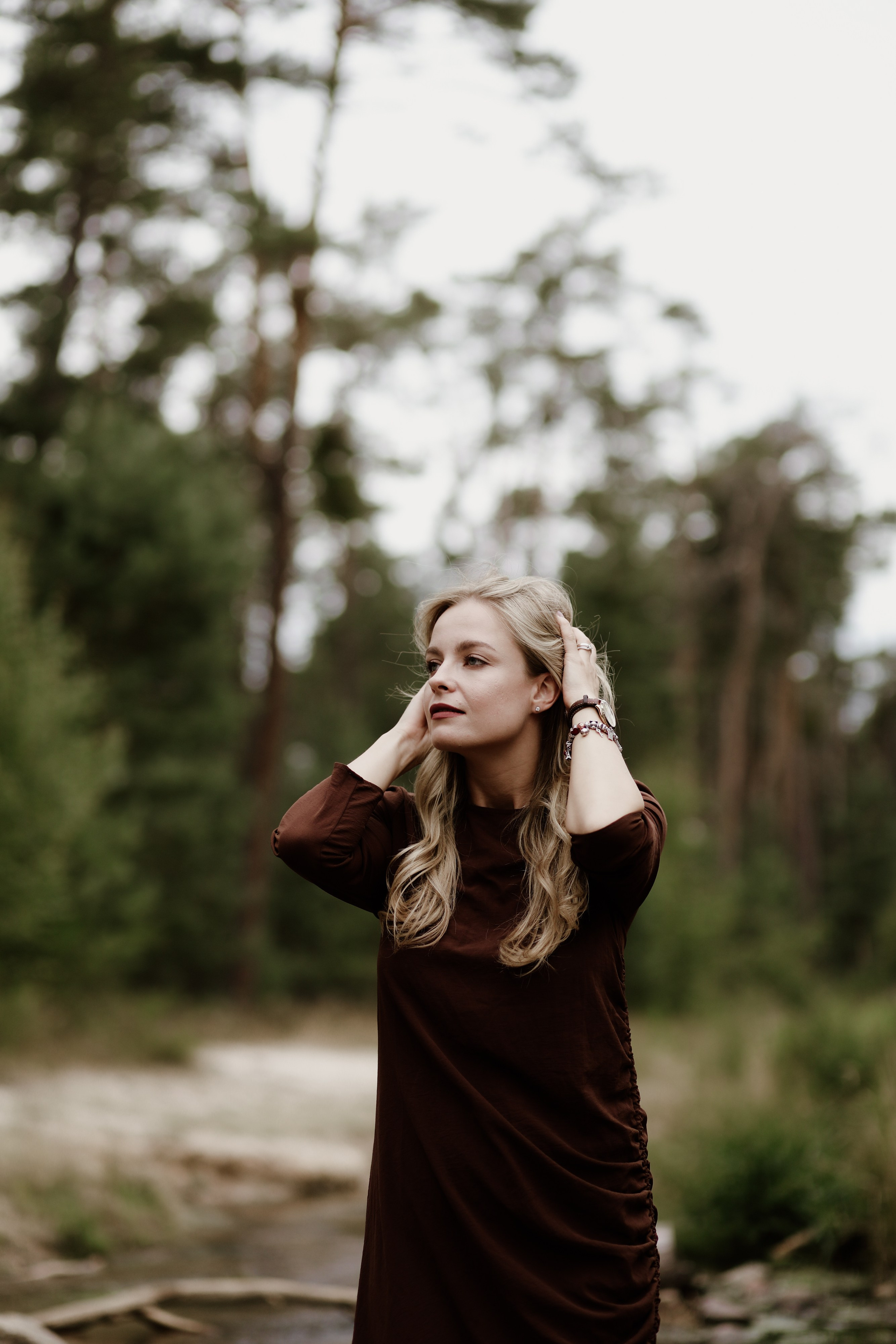 Authentische Familienfotos draußen in der Natur der Pfalz