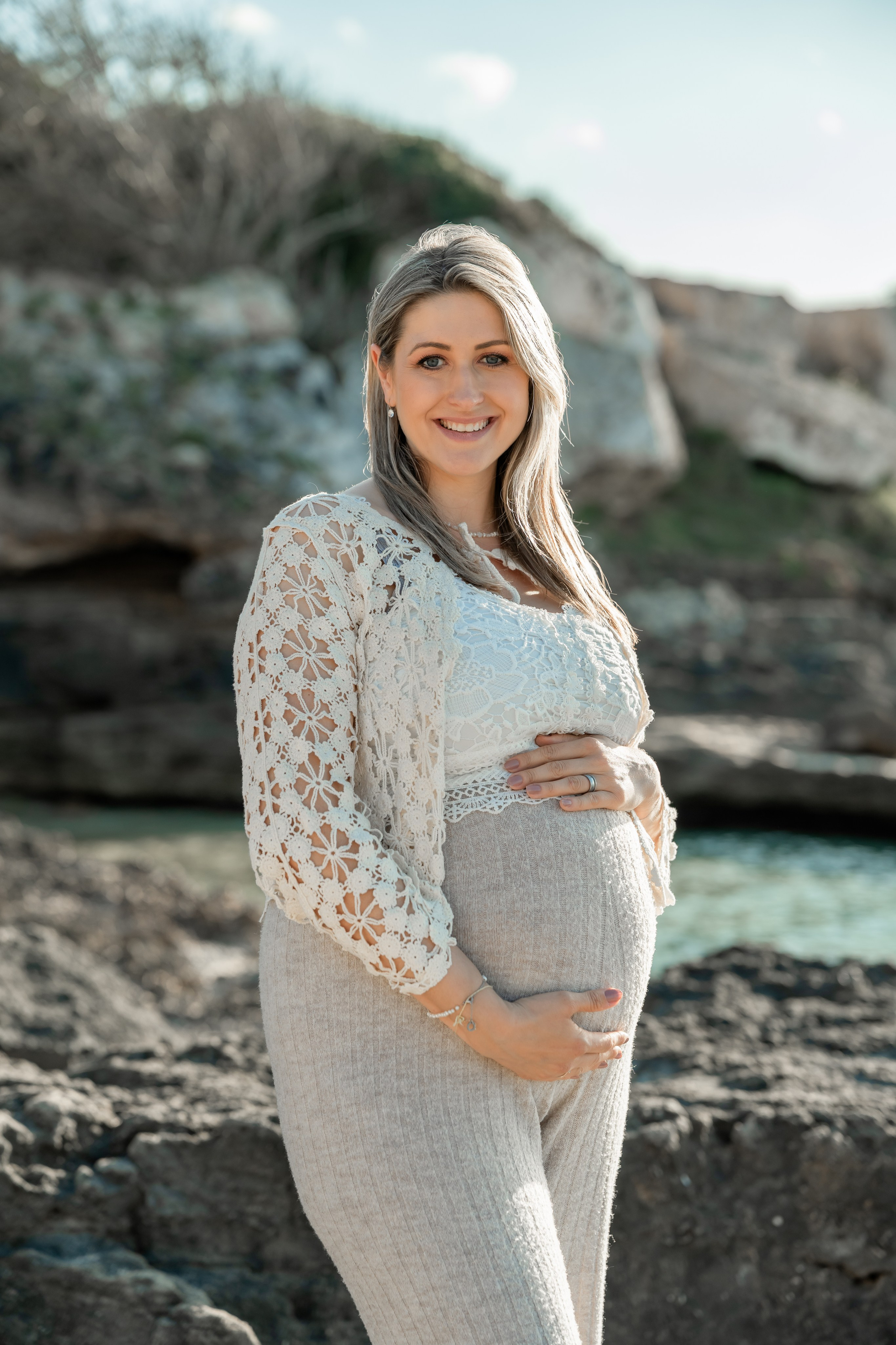 Schwangerschaftsshooting am Meer. Deine Fotografin auf Mallorca für Familien und Business