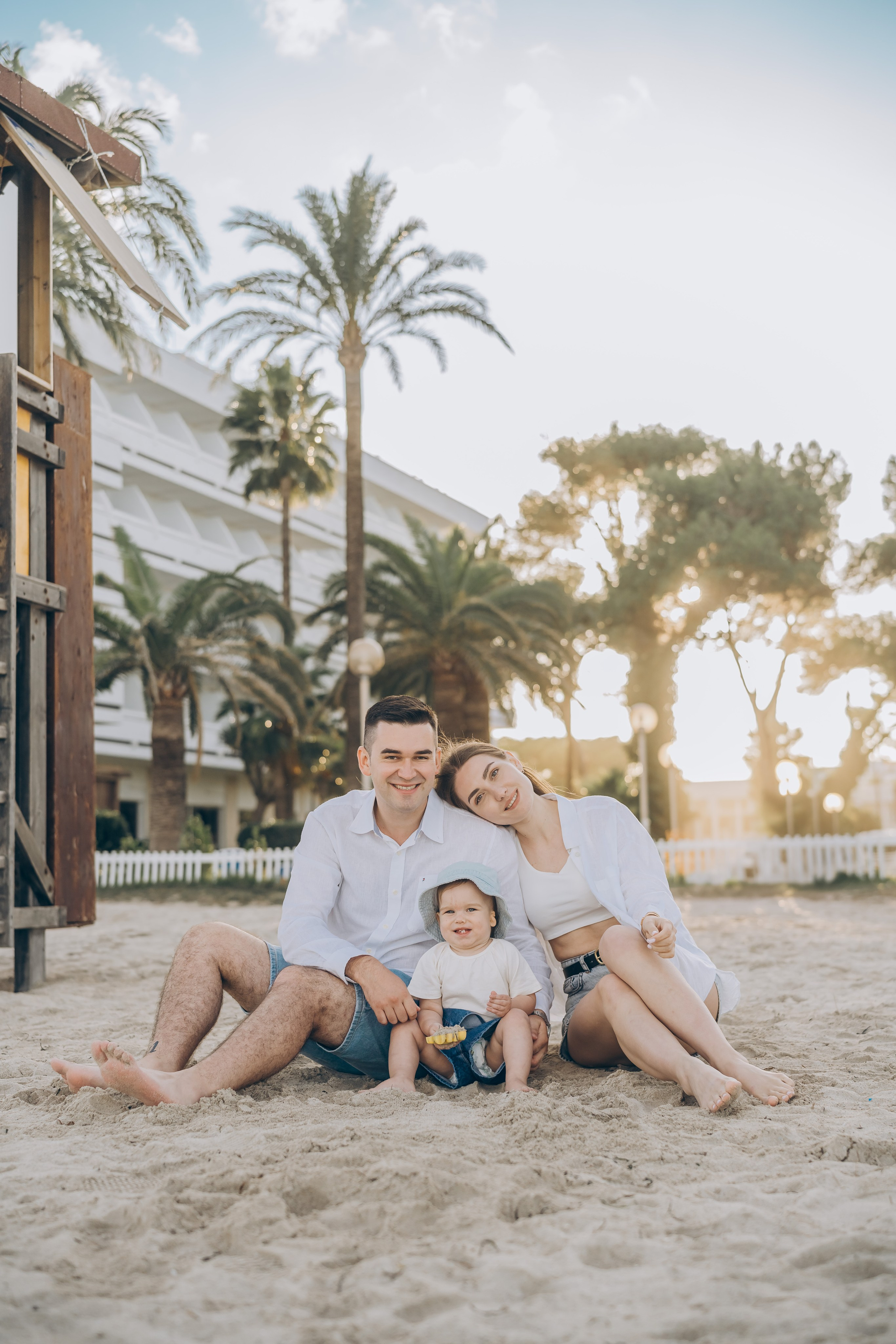 Sophisticated Tanya with her daughter and husband. Фотограф у Пальма де Майорка