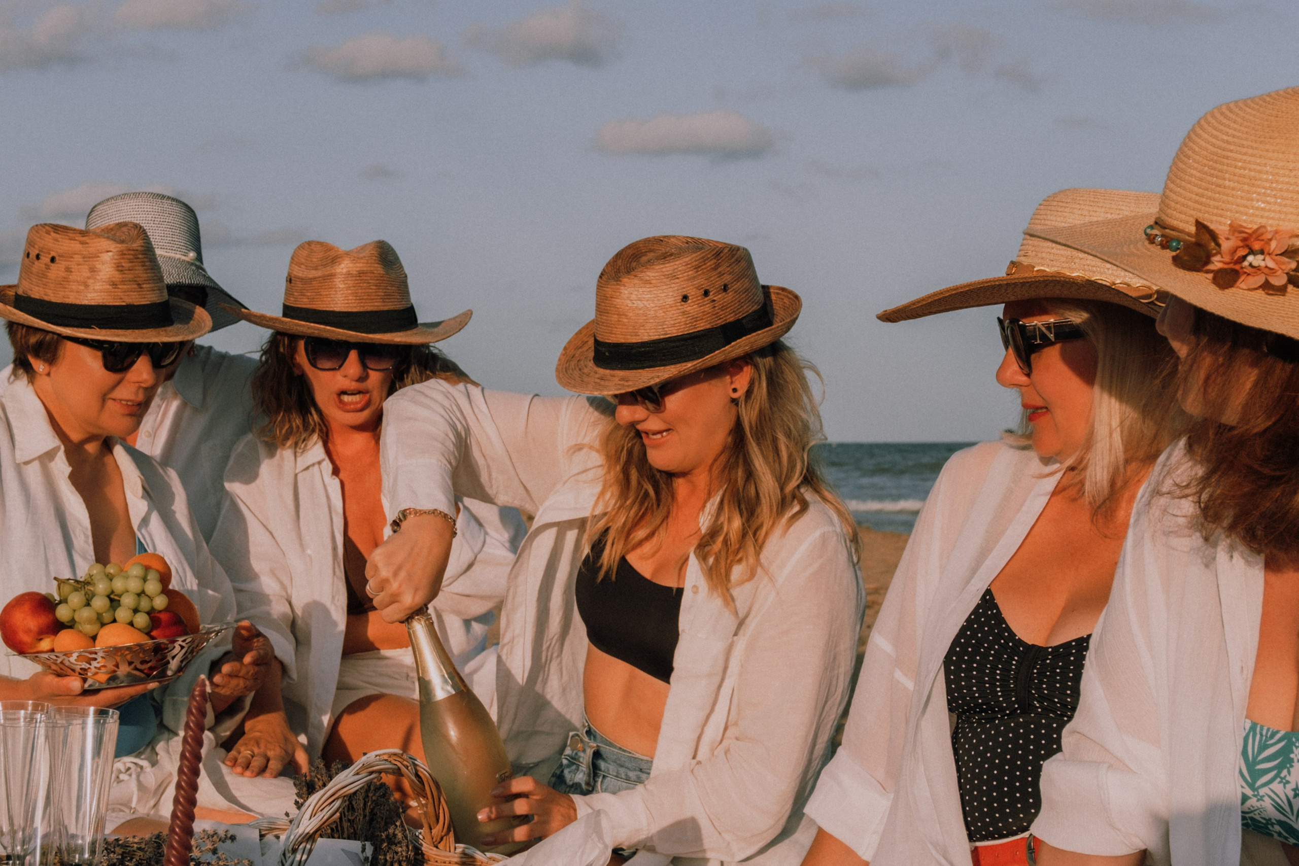 Sesión de amigas en la playa. Fotografía profesional en Calafell - Elena Medvedeva