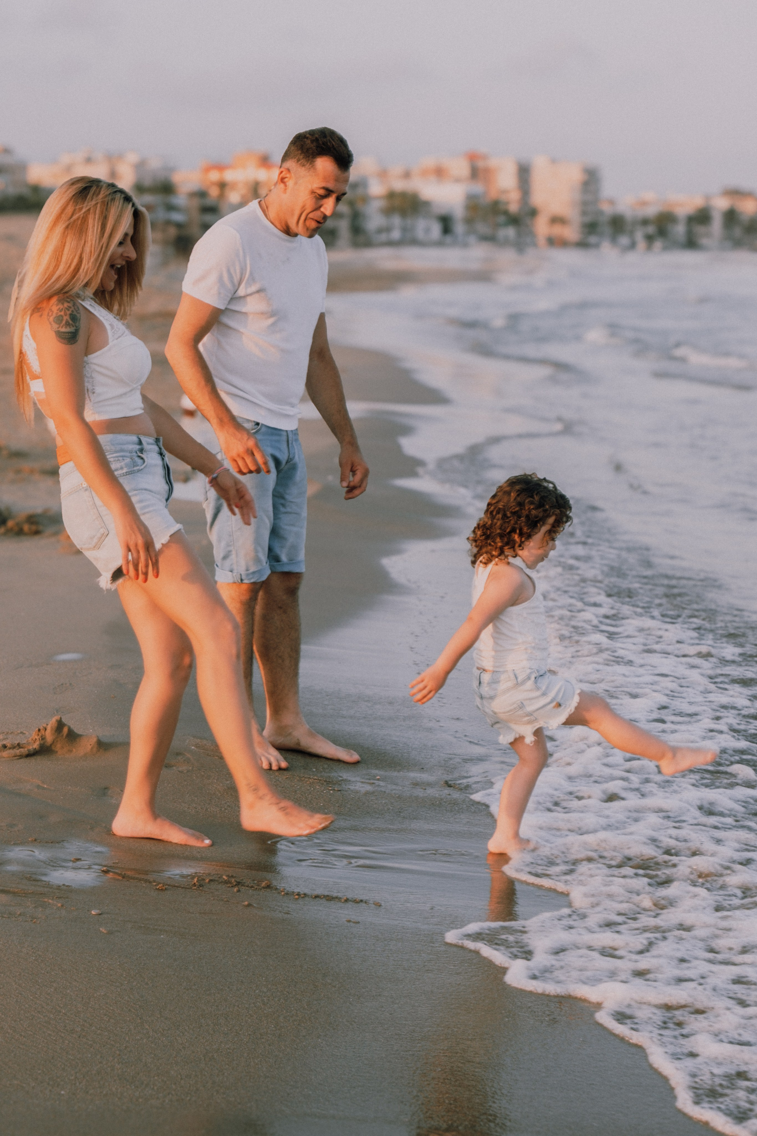 Sesión familiar en la playa. Fotografía profesional en Calafell - Elena Medvedeva
