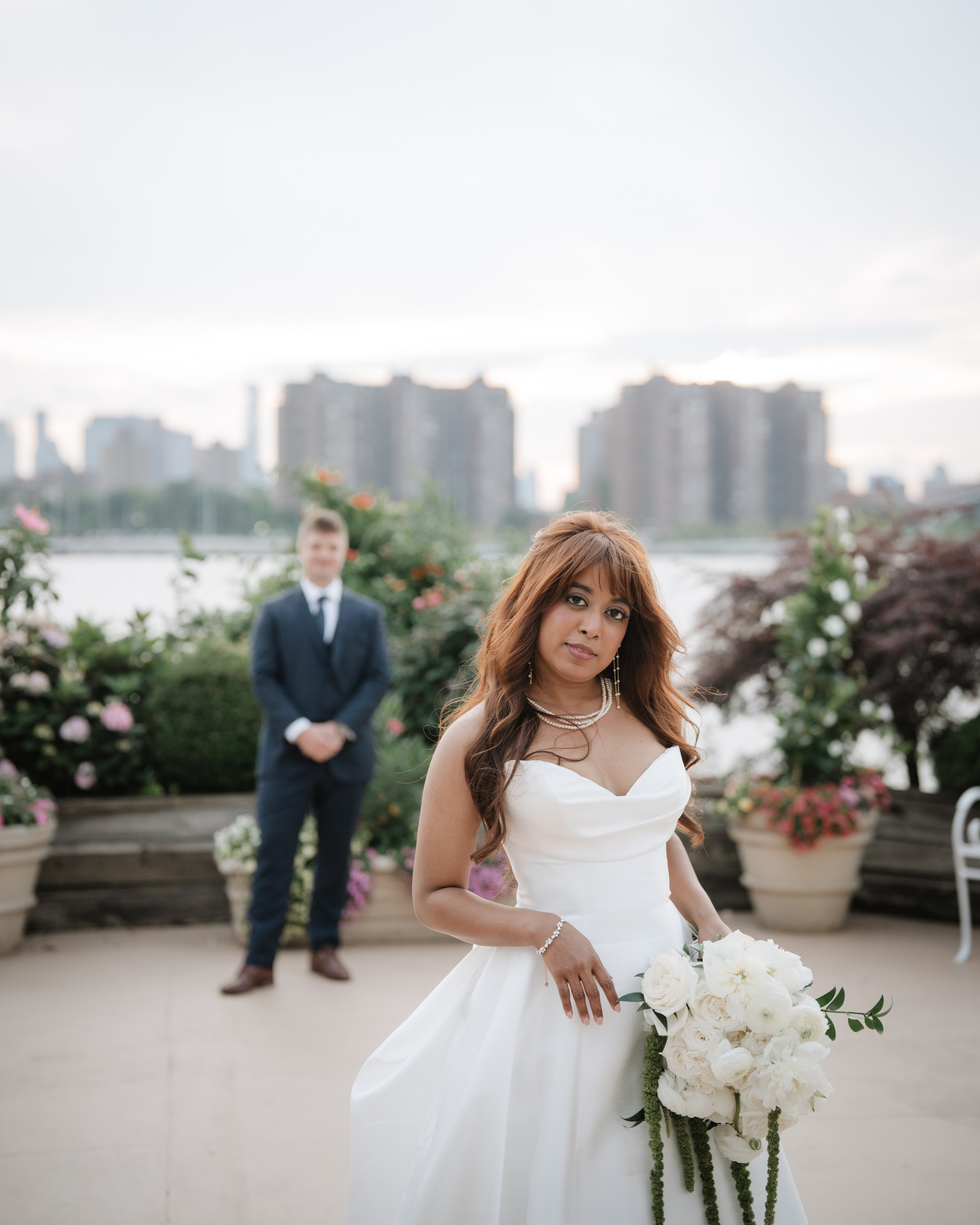 A wedding with a view of the Williamsburg Bridge. Portrait and wedding photographer in New York