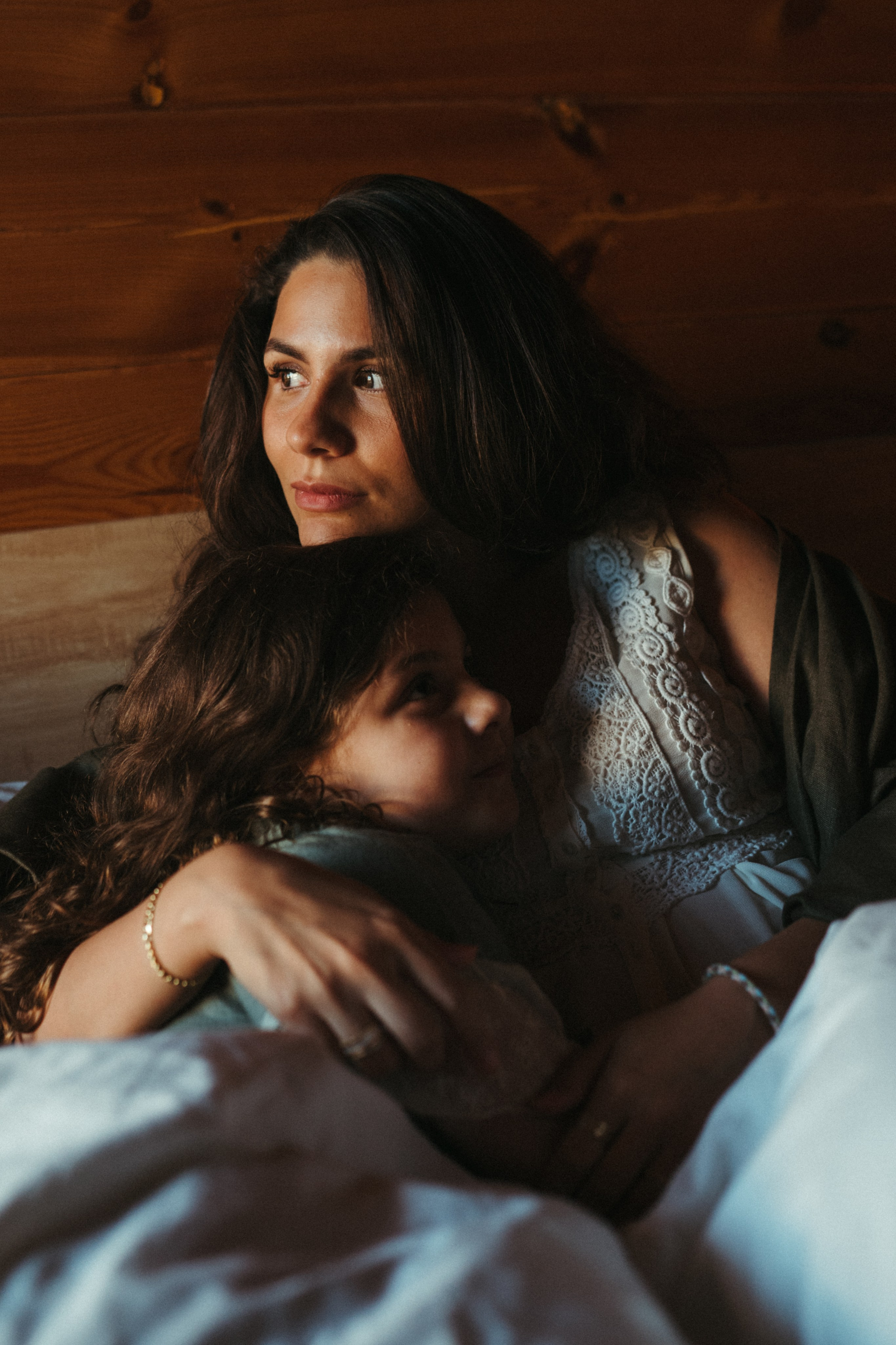 Amnah with daughters. Family photographer in Saudi Arabia