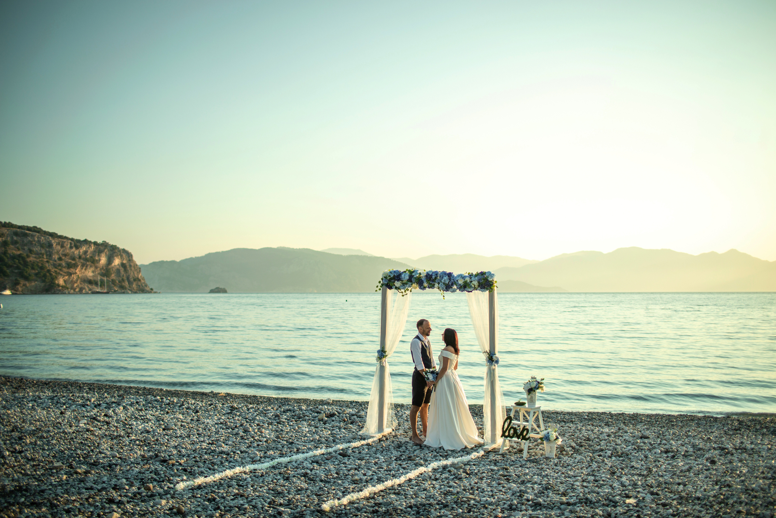Выездная фотосессия с аркой на пляже в поселке Турунч. Фотограф в Каппадокии / Julia Ganch