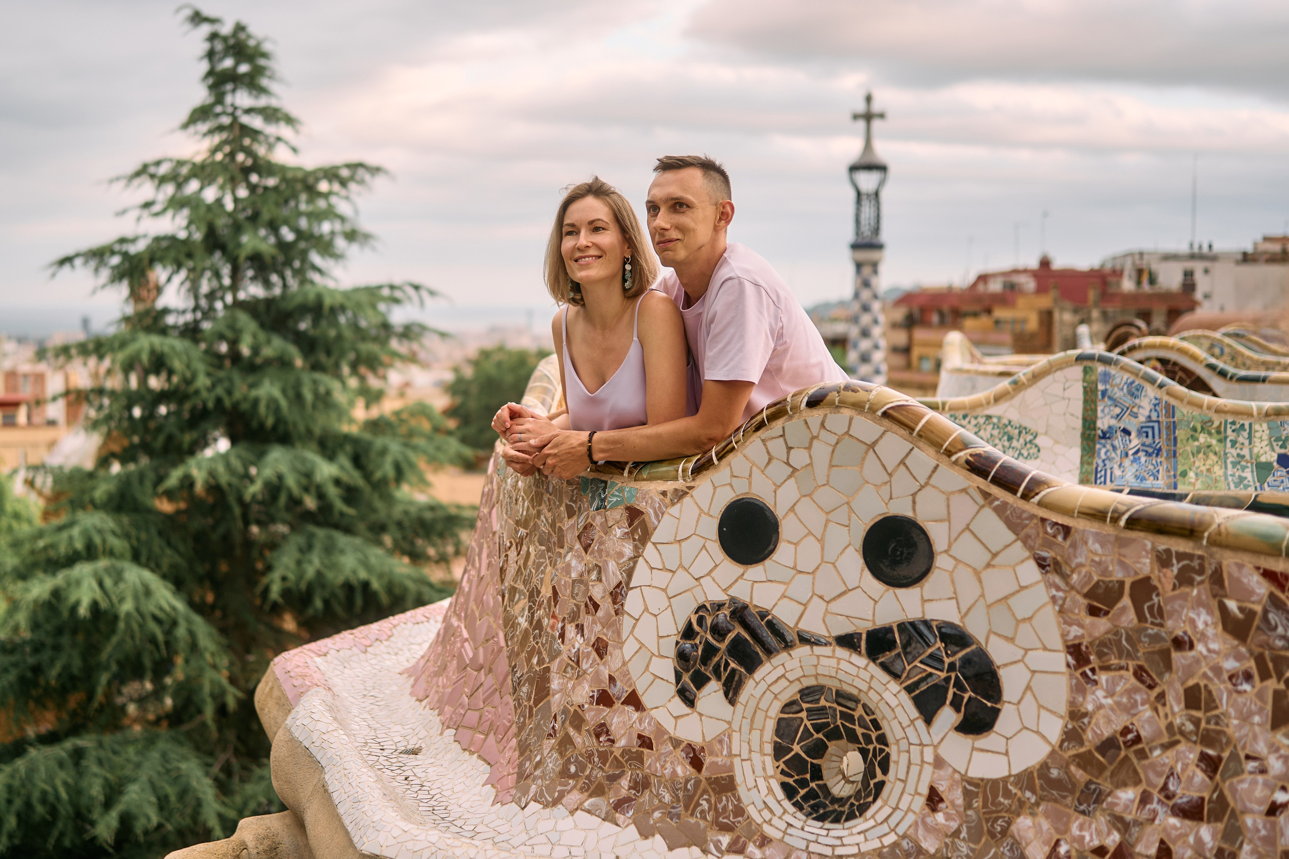 Description of the Park Güell location for a  love-story or individual photo shoot in Barcelona, examples of photos taken at this photo spot. POSTCARD.BCN Photographer Kate in Barcelona. Love-story, family or individual photo shoots