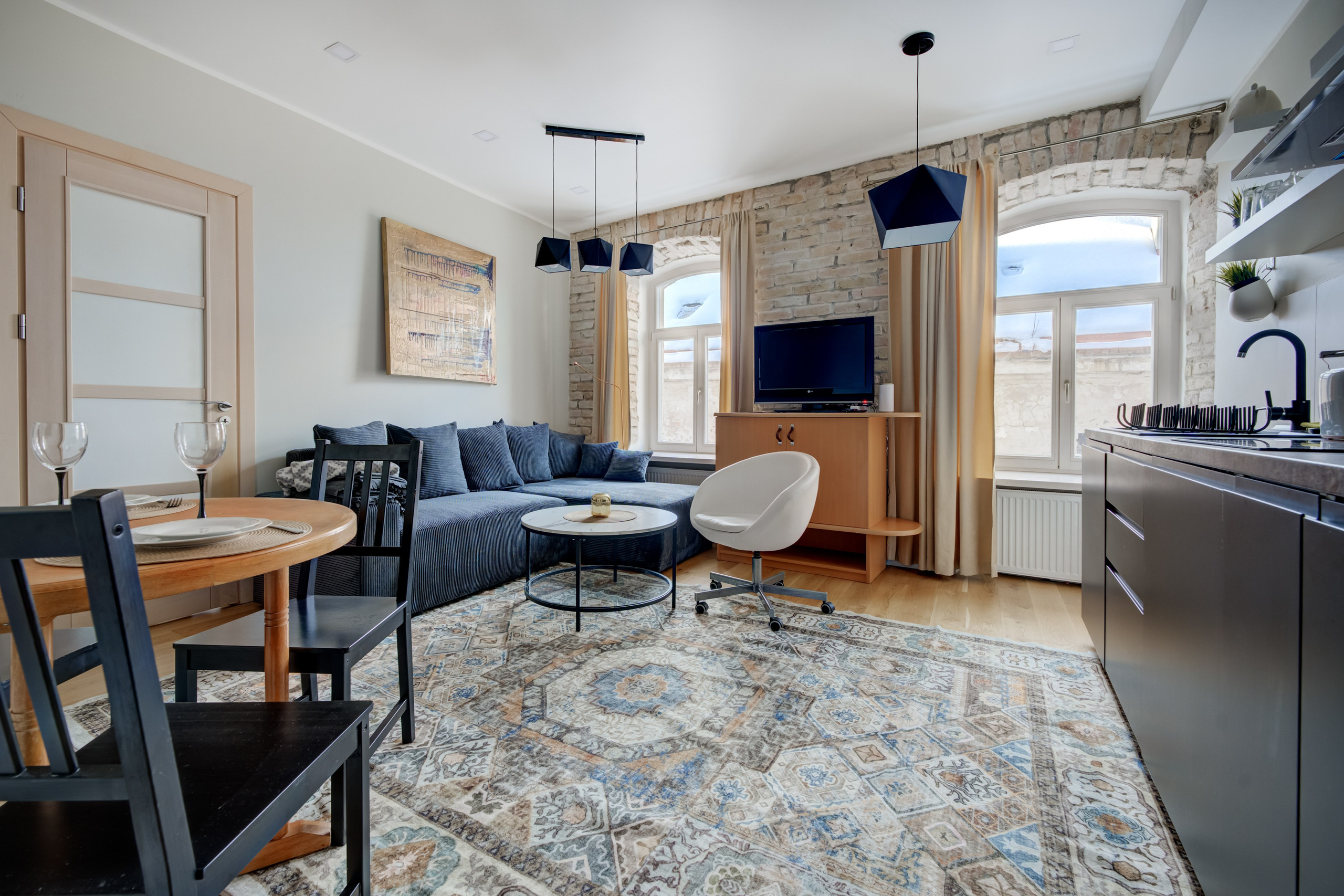 Sapiegafoto.lt NT fotografijos: detali valgomojo zonos ir šviesios virtuvės interjero nuotrauka.