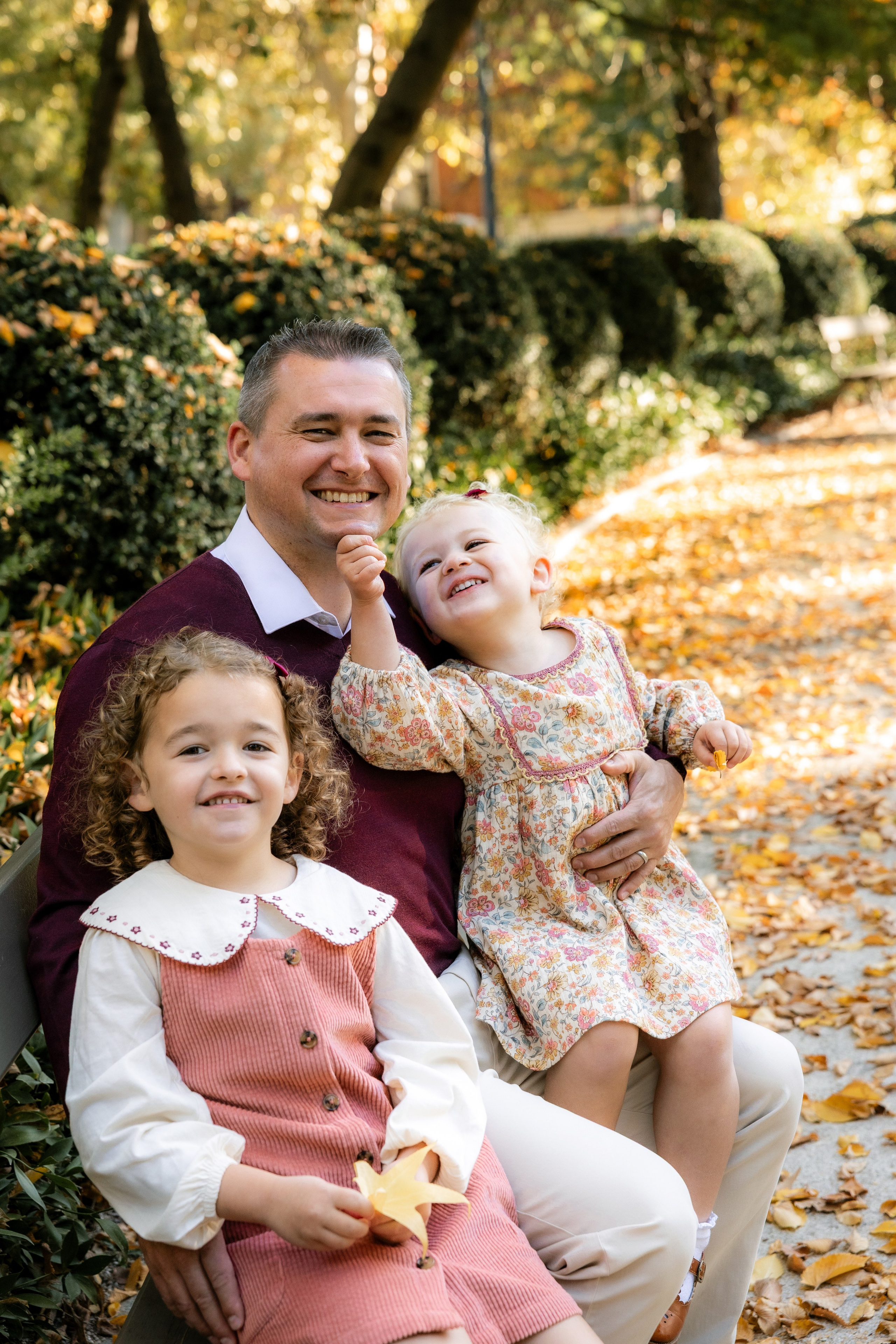 Autumn Family photoshoot in Toulouse. Jardin des Plantes. Eugénie Smirnova — your photographer in Toulouse and southwest France