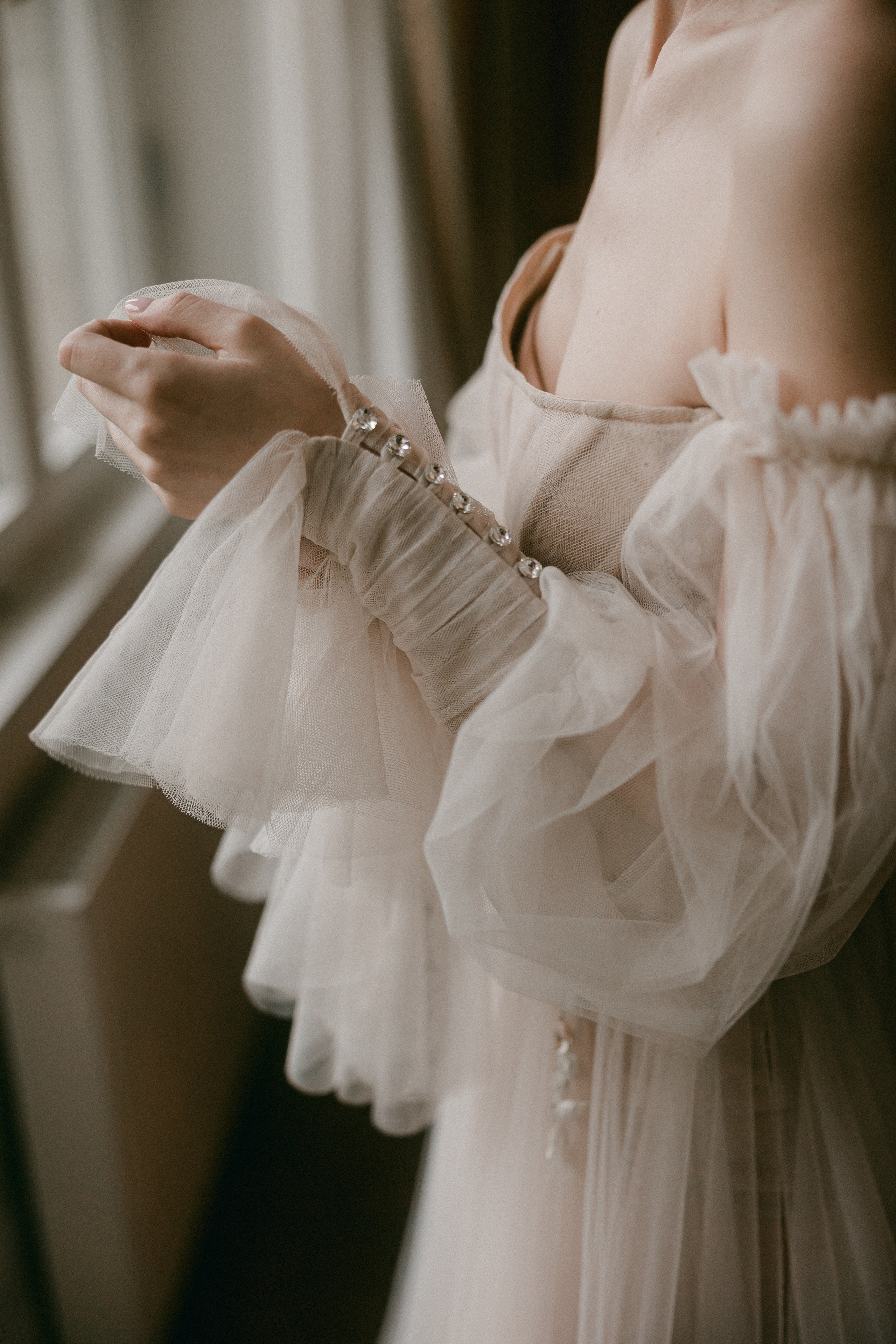 Sarah/ getting ready. Wedding and Family Photographer Switzerland and Italy. Valeria Diaz