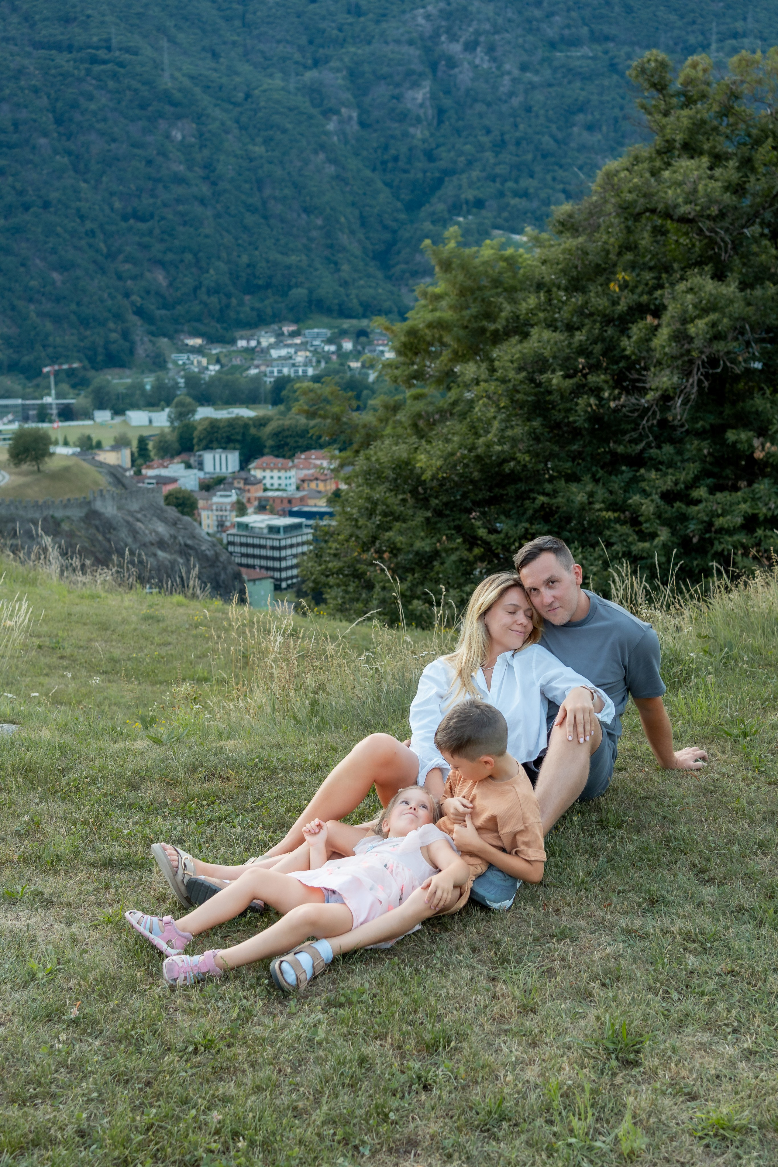 Sesión familiar con vistas a Bellinzona. Fotógrafa en Calafell y Barcelona | Elena Medvedeva