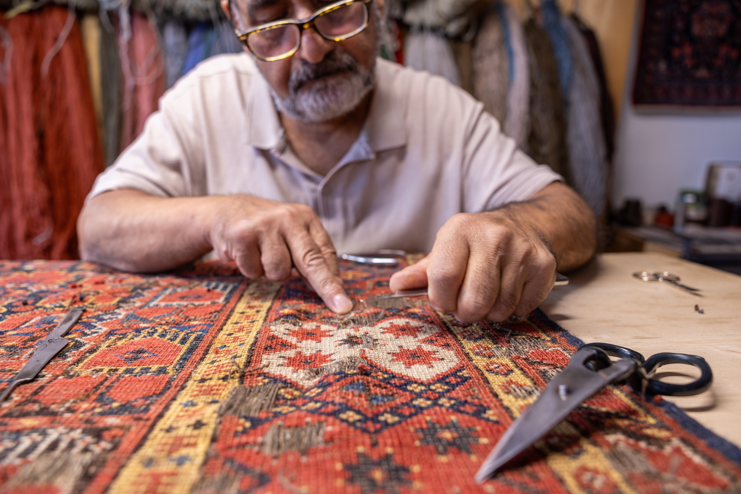 Teppichrestaurator, Salzburg, 2024. Guzel Kolobova| Fotografin| Salzburg