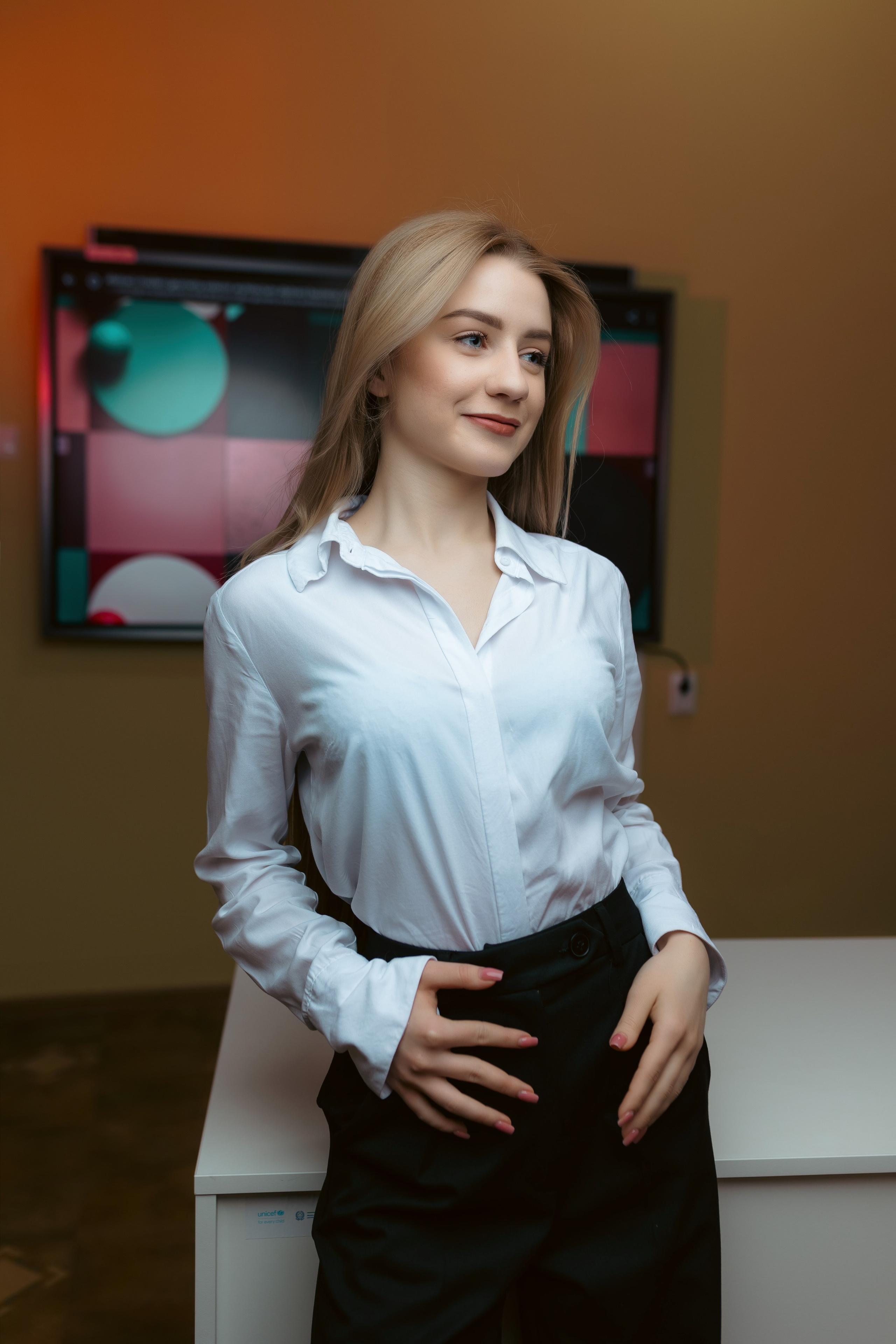 Ședință foto de absolvire în studio, portret elevă clasa a 12-a