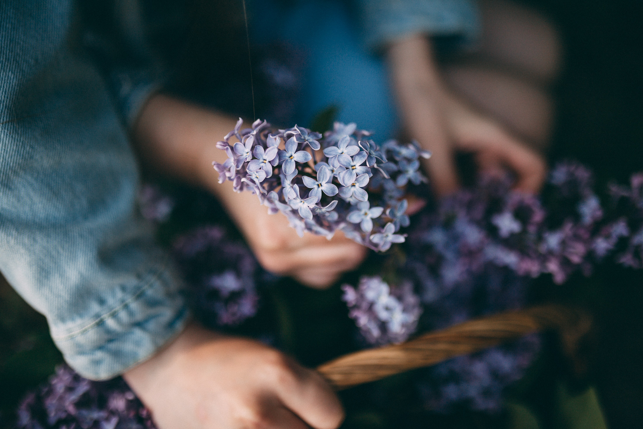 Фотосессия мамы и дочки на природе Mammas un meitas fotosesija dabā. Fotogrāfs Rīgā — Katerina Gordik
