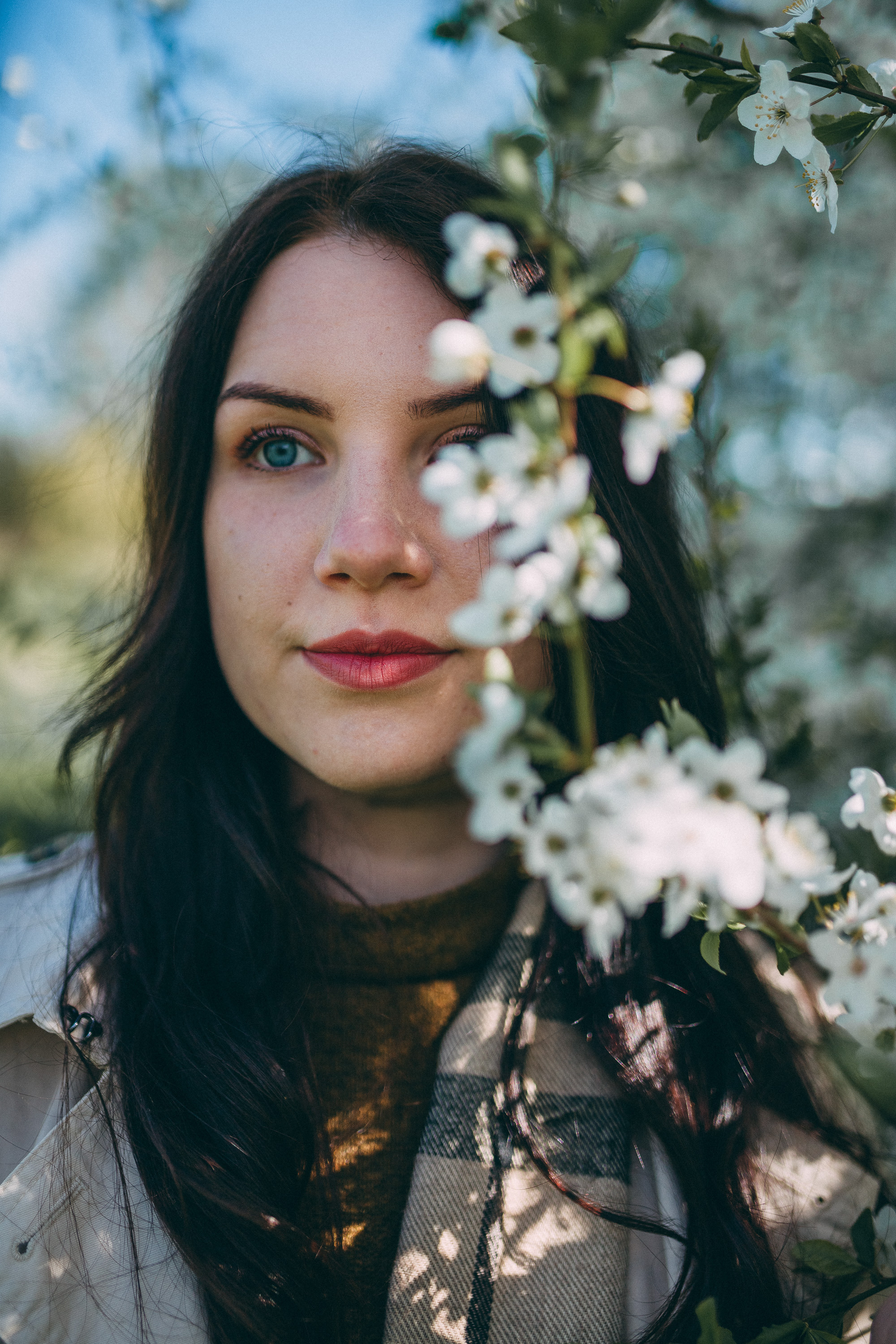 Sieviešu fotosesija ziedonī. Fotogrāfs Rīgā — Katerina Gordik